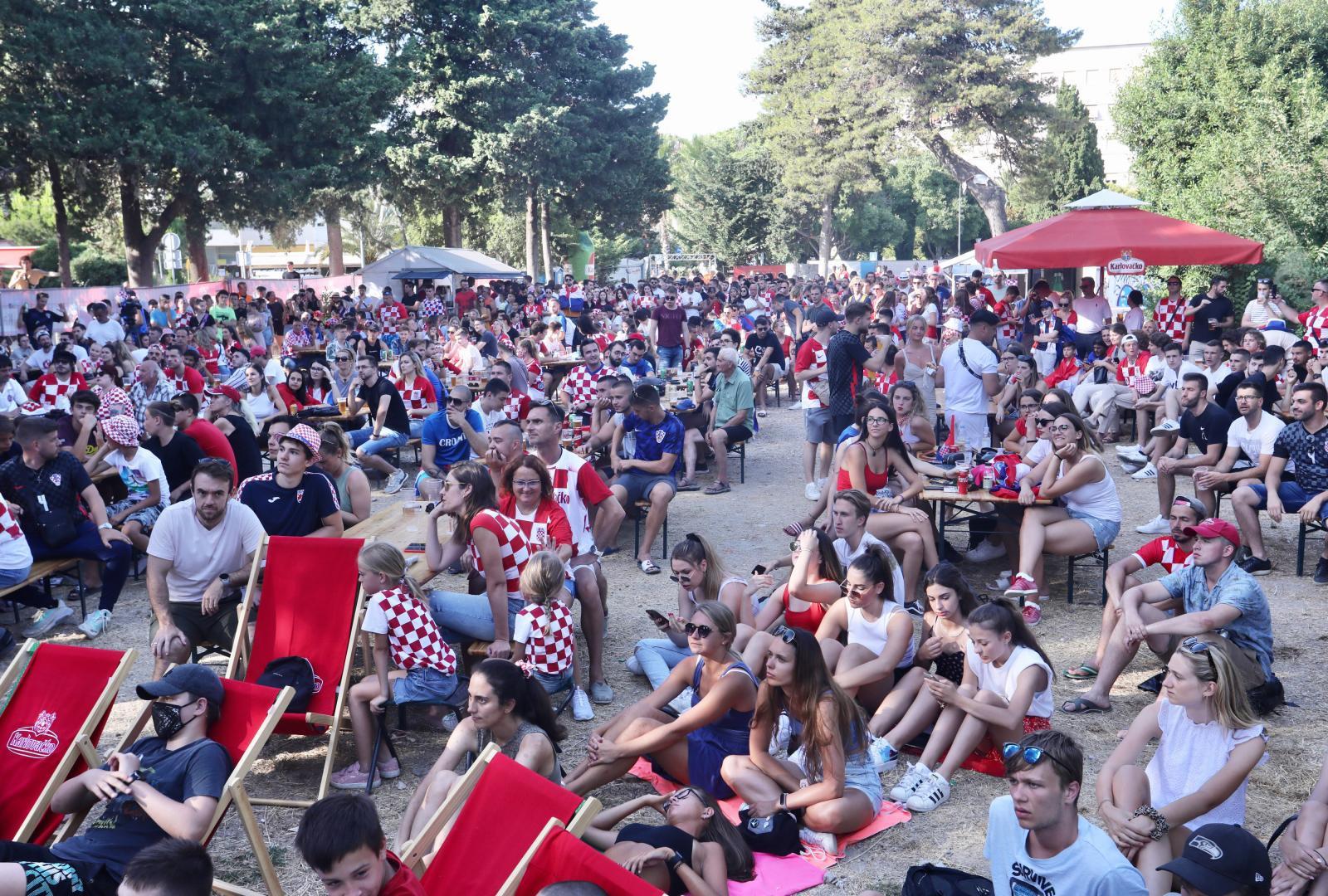 28.06.2021.,Split - Navijaci u fan zoni na splitskom Zvoncacu prate utakmicu izmedju Hrvatske i Spanjolske.
Photo:Ivo Cagalj/PIXSELL