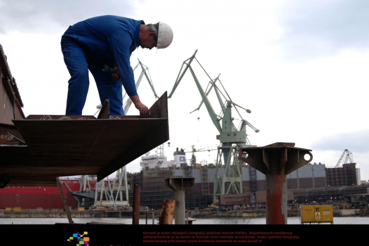 \'14.11.2008., Split -Brodosplit, Ana i Marinko Palesko, supruznici koji rade u skveru. Marinko na radnom mjestu u Brodosplitu. Photo: Vanja Zubcic/Vecernji list\'