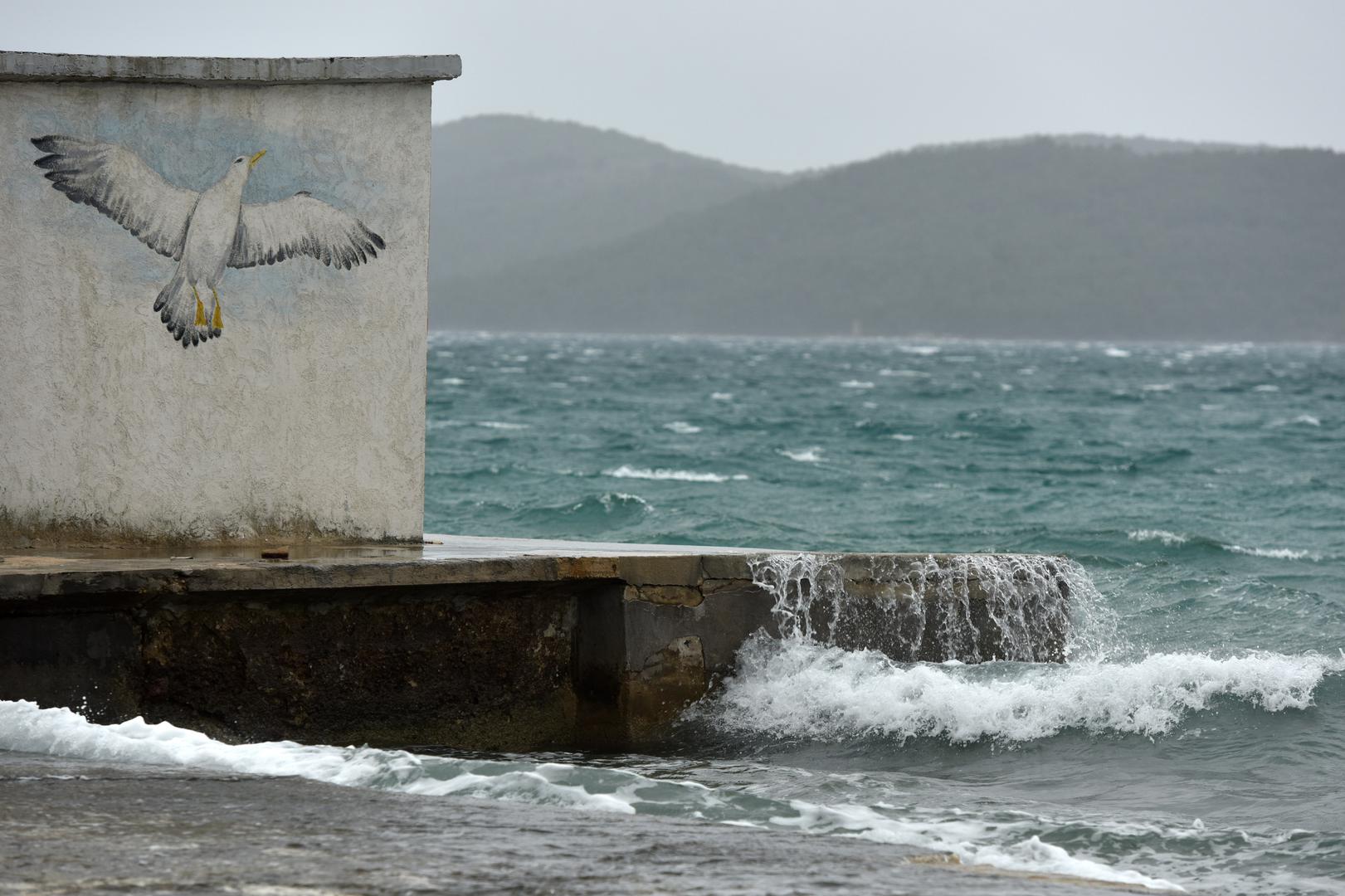 Zbog kiše i olujnog juga Meteoalarm je za riječku regiju izdao crveno upozuorenje. Očekuje se mjestimice obilna kiša, ponegdje u kraćem vremenu. Moguće su bujične poplave te grmljavinsko nevrijeme.