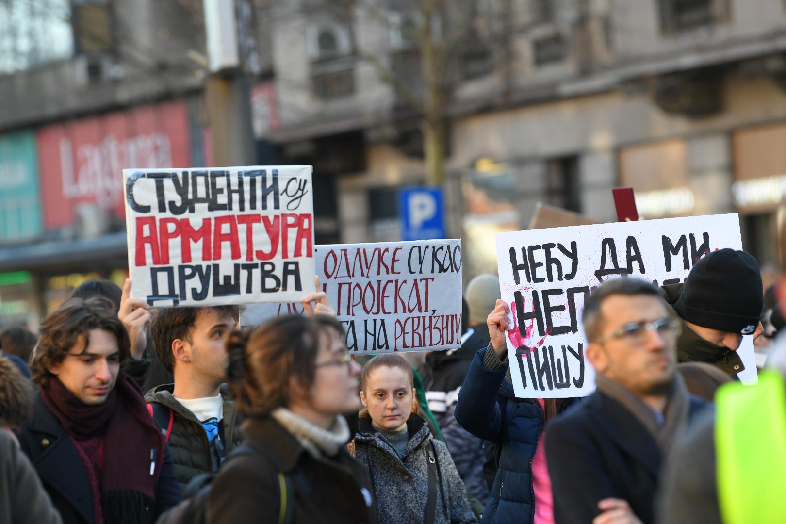 U Beogradu, koji se i sam oporavlja od krvoprolića u Ribnikaru, je sinoć održan skup