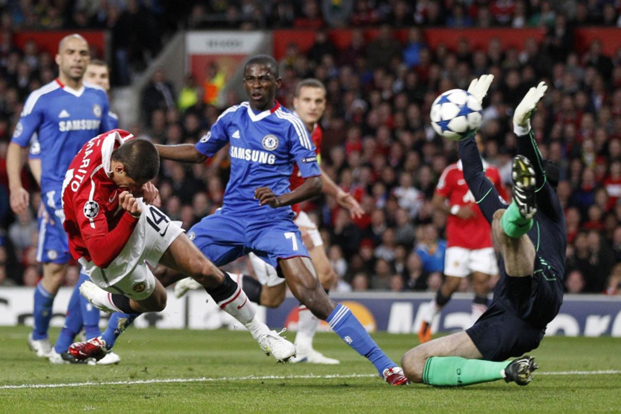 'Manchester United\'s Javier Hernandez (2nd L) heads the ball past Chelsea\'s Petr Cech (R) only for the goal to be disallowed for offside during their Champions League quarter-final second leg soccer