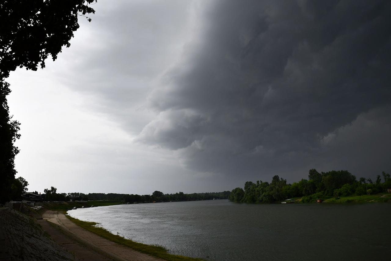 Slavonski Brod: Tamni olujni oblaci najavljuju naglu promjenu vremena