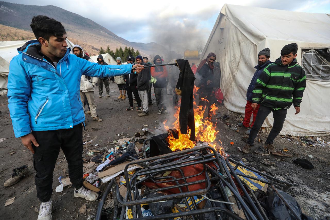 Izbjeglice u kampu Vučjak čekaju vijesti o preseljenju