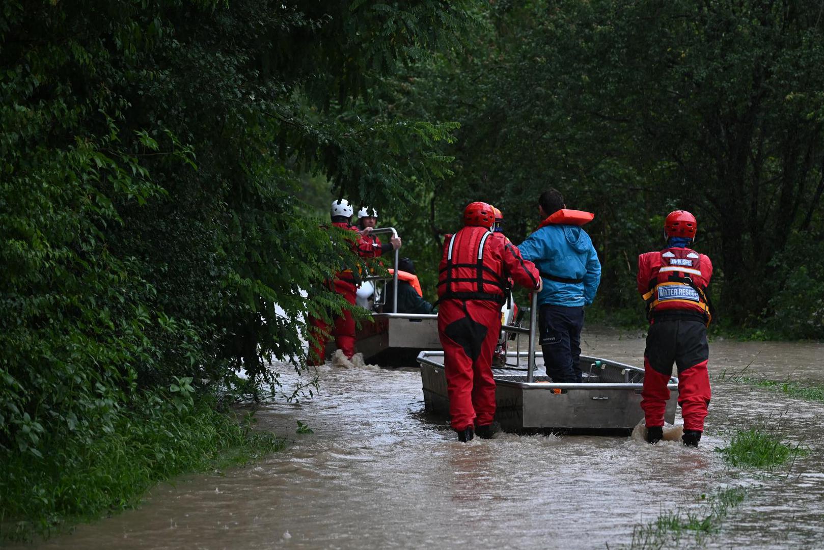 05.08.2023., Drenje Brdovecko - Civilna zastita i HGSS spasavaju zivotinje iz poplavljenjih domova Photo: Davor Puklavec/PIXSELL