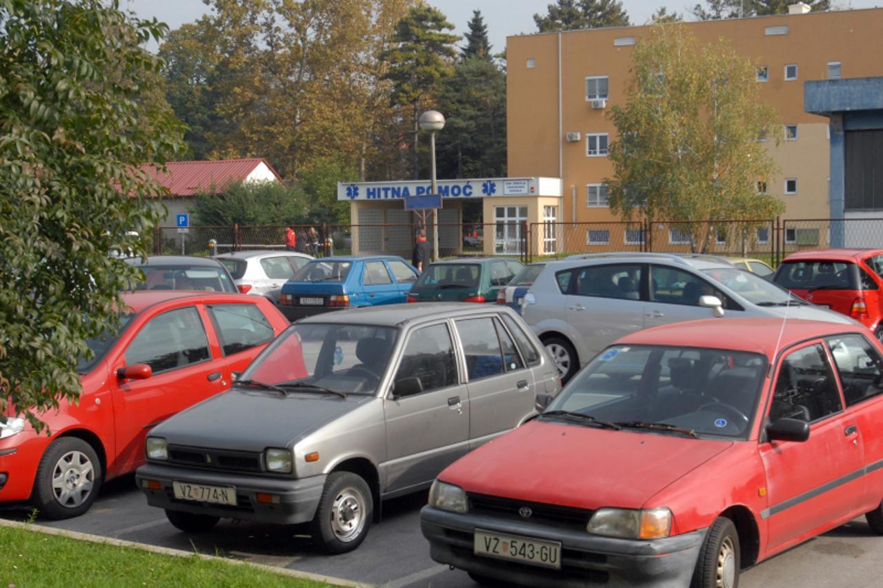 '12.10.2010. Ulica Franje Galinca, Varazdin, Sve veci problem nastaje parkiraliste kod Hitne pomoci, pacijenti se parkiraju na parkirna mjesta pa stanari cesto ostaju bez parkinga Photo: Marko Jurinec