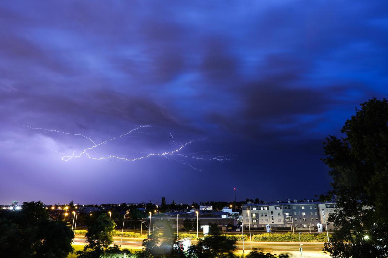 Zagreb: Munje nad gradom