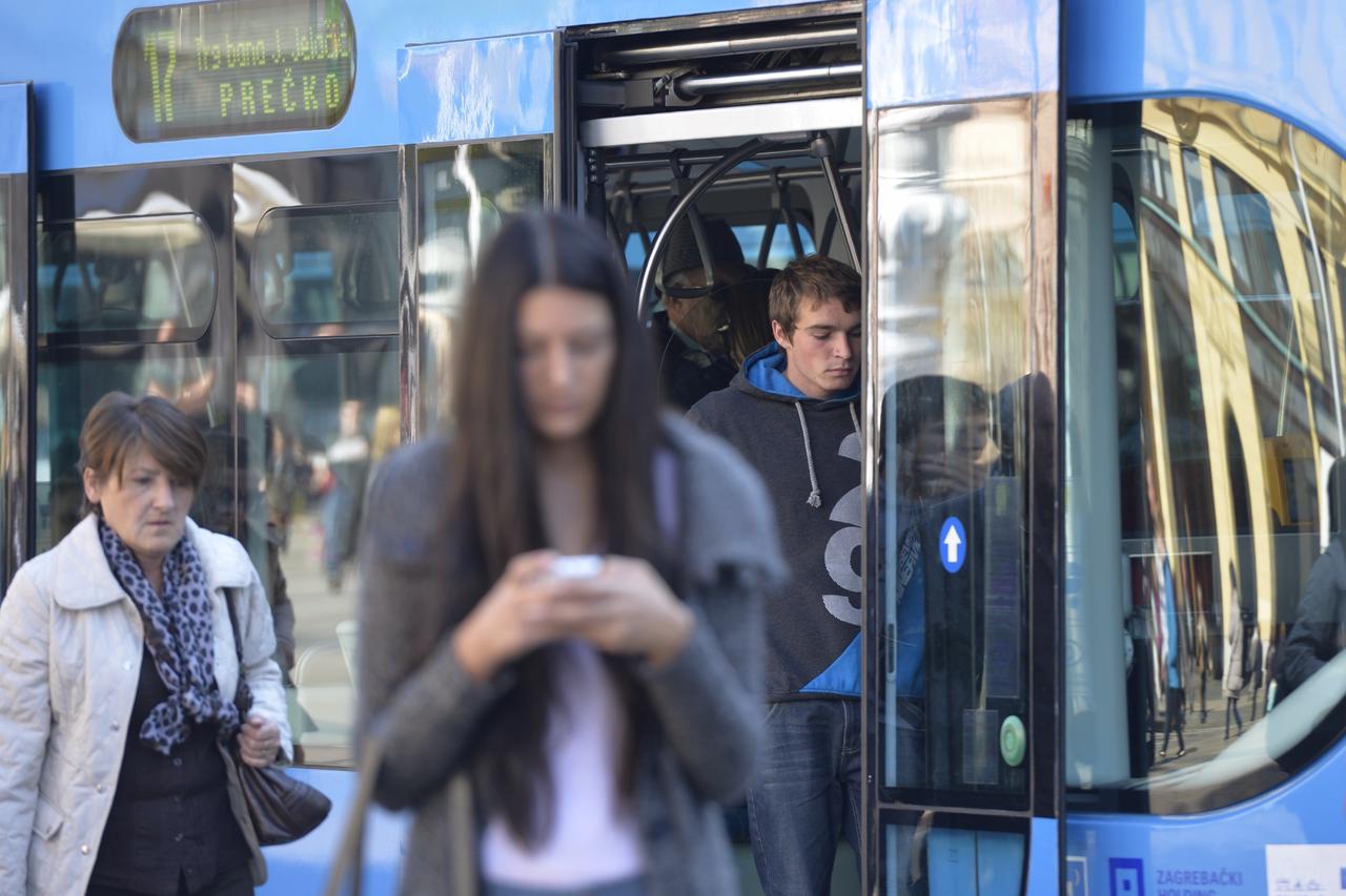 03.10.2013., Zagreb -  Gradjani koji se voze javnim prijevozom vrijeme u voznji krate razgovorom na mobitele, pisuci poruke, surfajuci, razgovarajuci s drugim putnicima.  Photo: Marko Lukunic/PIXSELL