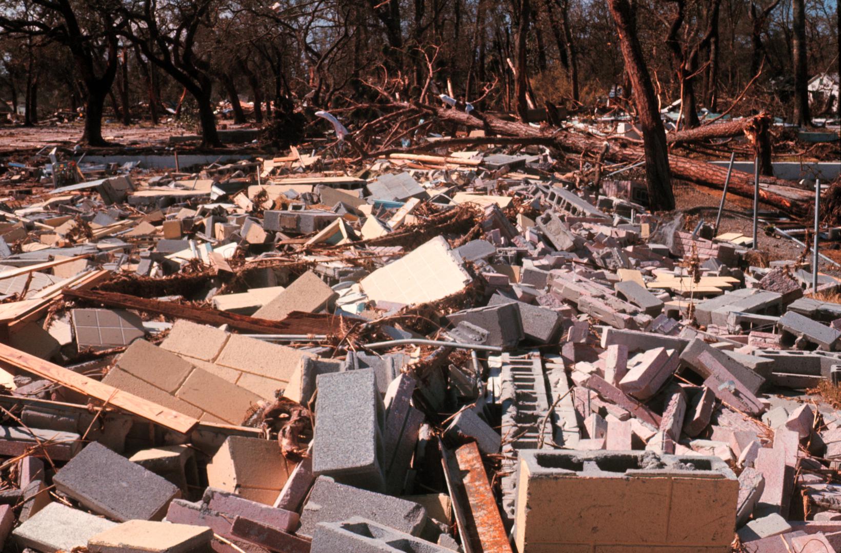 8. Uragan Camille - U kolovozu 1969. uragan Camille stigao je do kopna, ušavši u Sjedinjene Države na ušću rijeke Mississippi. Devastirao je područja južnih, istočnih i središnjih Sjedinjenih Država. Od štete koju je prouzročio ovaj uragan umrlo je 260 ljudi.