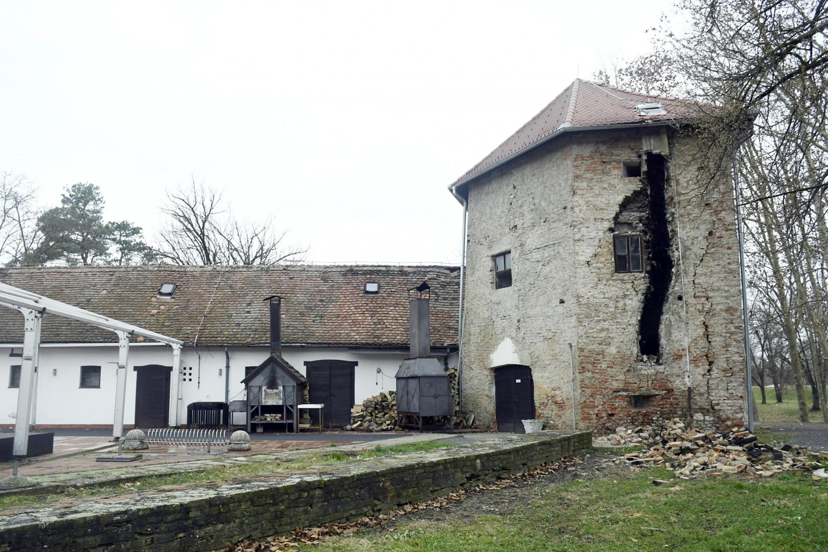 08.02.2021., Sisak - Potres koji je prije vise od mjesec dana "uzdrmao" Sisak nanio je stete i na utvrdi Stari grad. Na tri sredisnje kule ostecena su krovista, dok je cetvrta, cetverokutna kula, pretrpjela veca ostecenja. Photo: Nikola Cutuk/PIXSELL