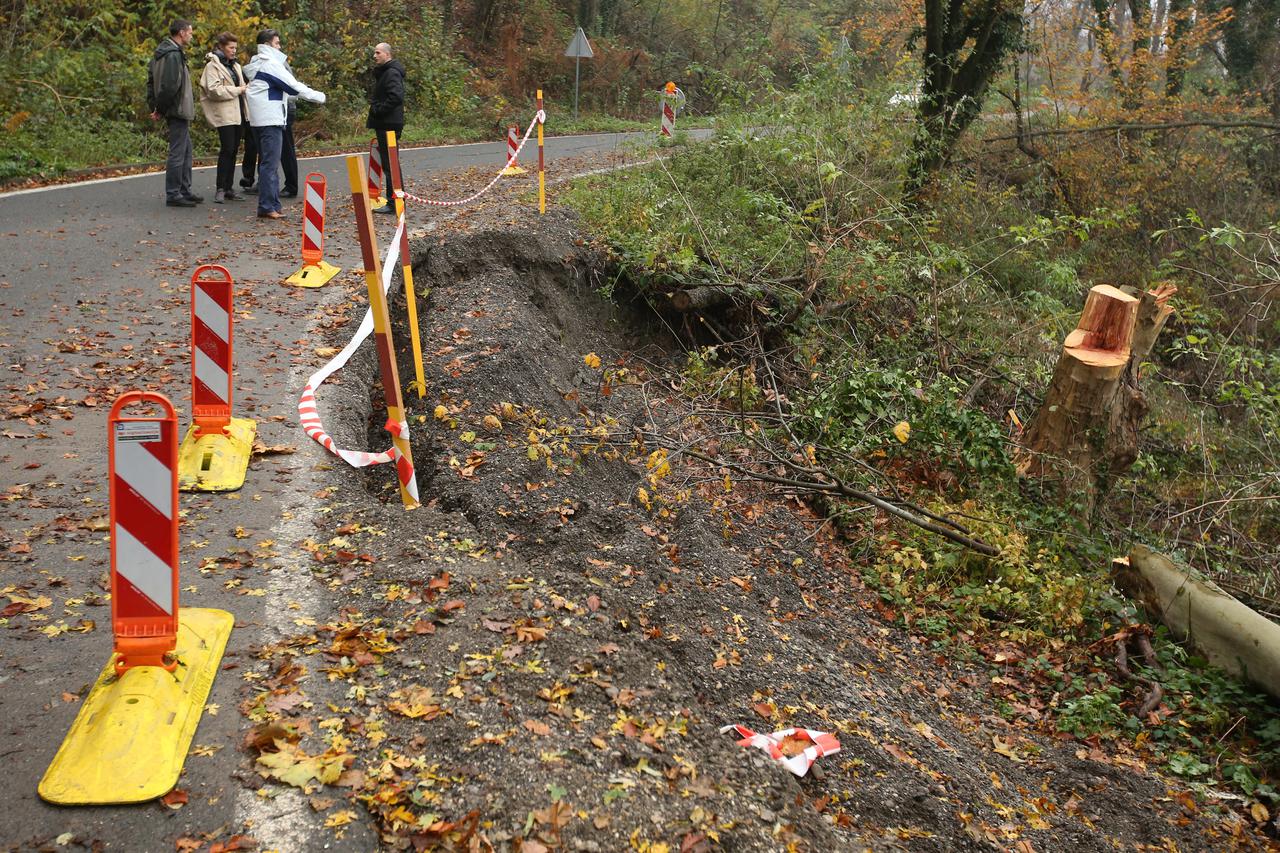 13.11.2014., Zagreb - Zbog odrona zemlje Sljemenska cesta iznad Sestina ponovno je zatvorena za promet. Radnici su zapoceli sanaciju ceste i samog odrona koja ce trajati ako vremenski uvjeti budu dozvoljava tridesetak dana. Promet je preusmjeren tako da c