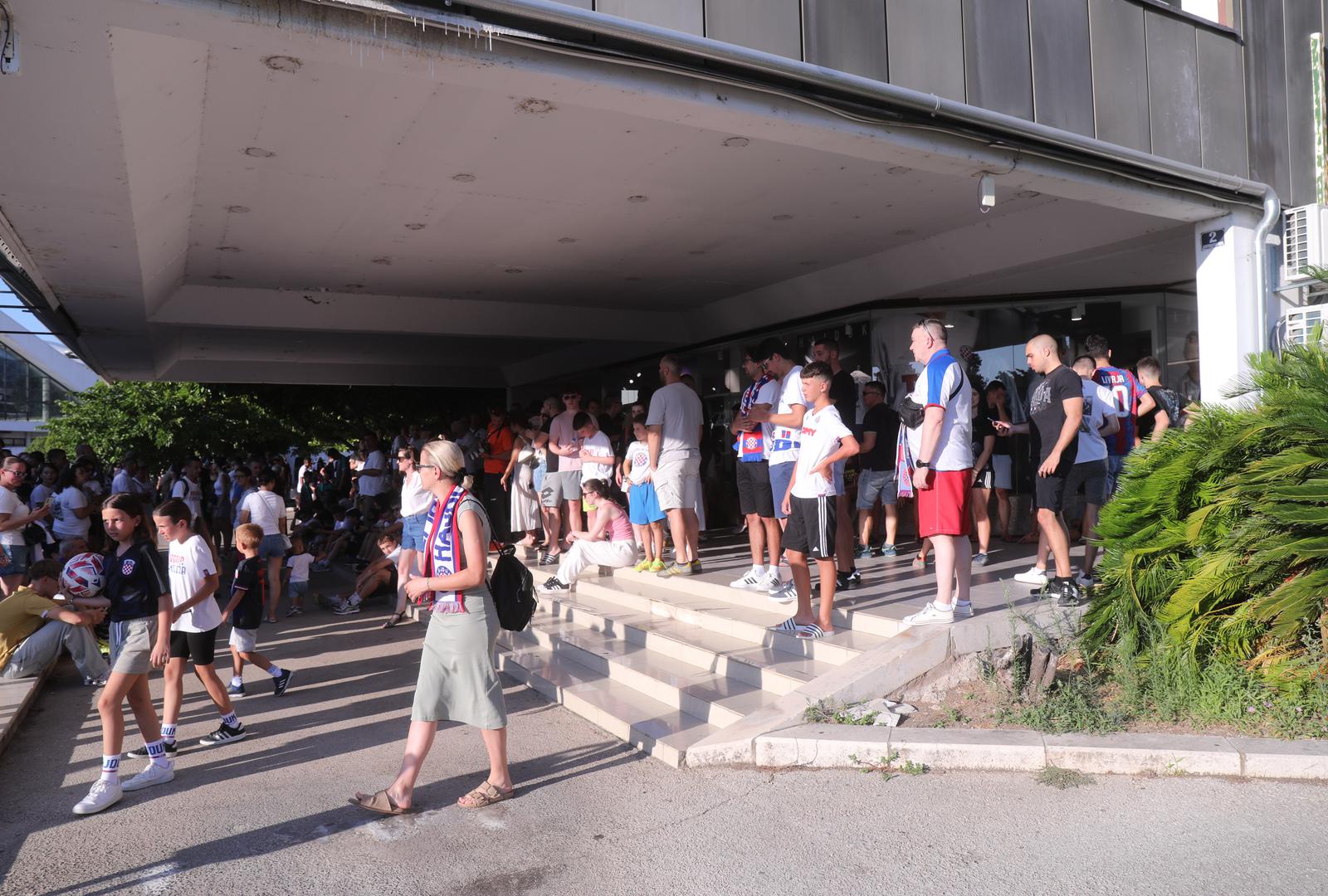 21.07.2024.,Split-Okupljanje navijaca Hajduka pred fan shopom povodom dolaska Ivana Rakitica.  Photo: Ivo Cagalj/PIXSELL