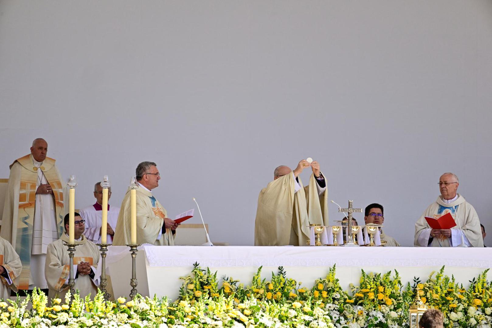 Pope Francis attends a holy mass at the Kossuth Lajos Square during his apostolic journey in Budapest, Hungary, April 30, 2023. REUTERS/Marton Monus Photo: MARTON MONUS/REUTERS