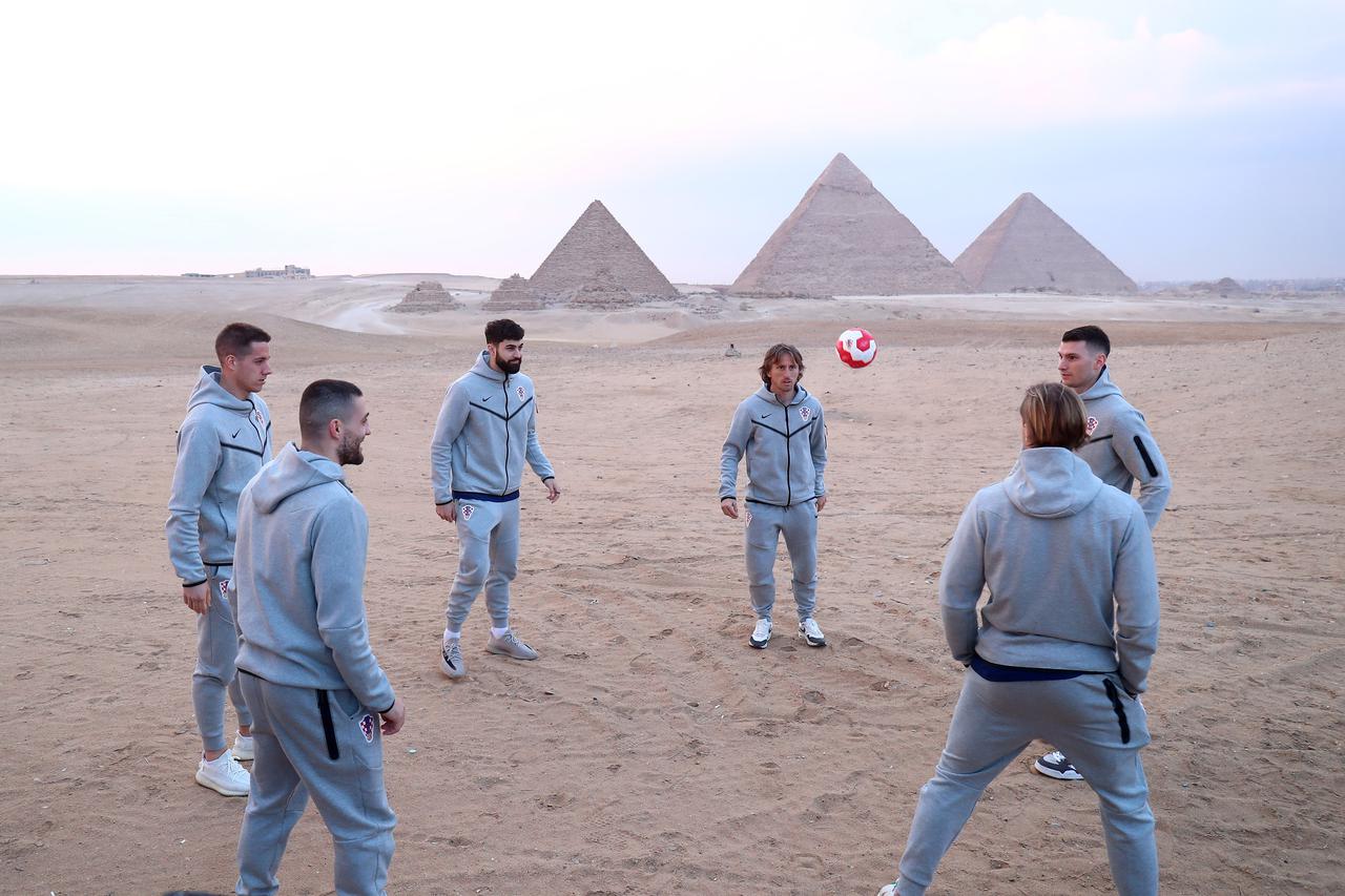Kairo: Hrvatski nogometni reprezentativci obišli su piramide