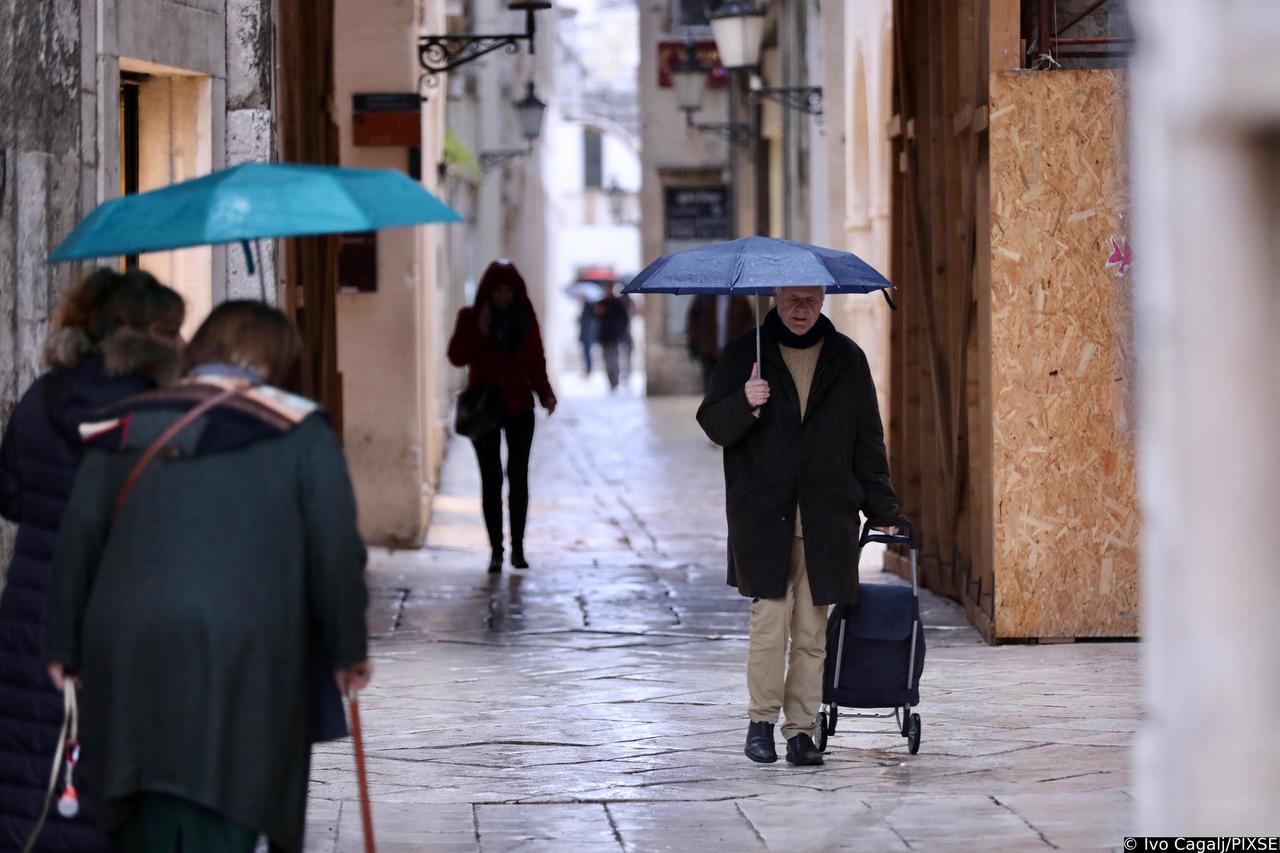 Nevrijeme s kišom pogodilo je Split i okolicu