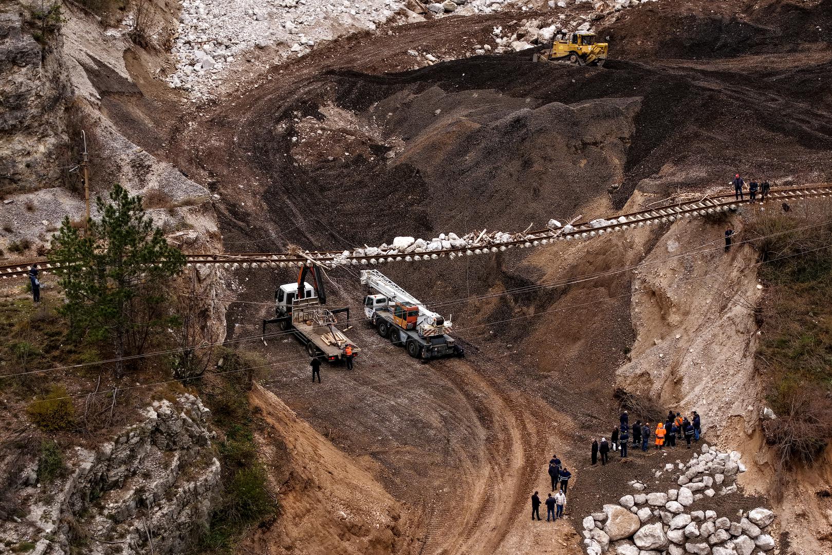 U prvoj fazi sanacije radit će se radit na čišćenju i pripremi lokacije, zatim slijede sanacijski radovi te će na kraju biti izvršena konačna rekonstrukcija pruge.