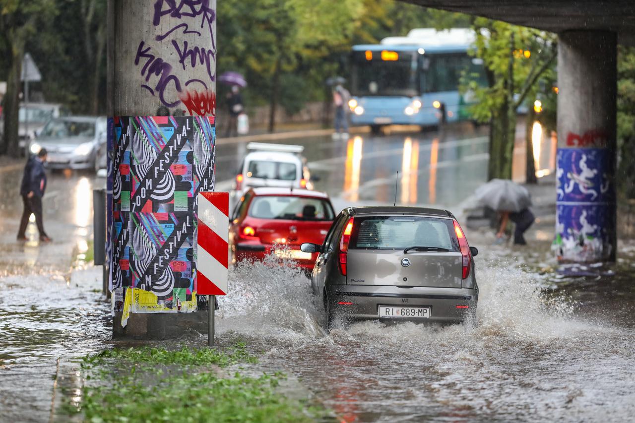 Rijeka: Jaka kiša izazvala poplavu na podvožnjaku kod 3. maja