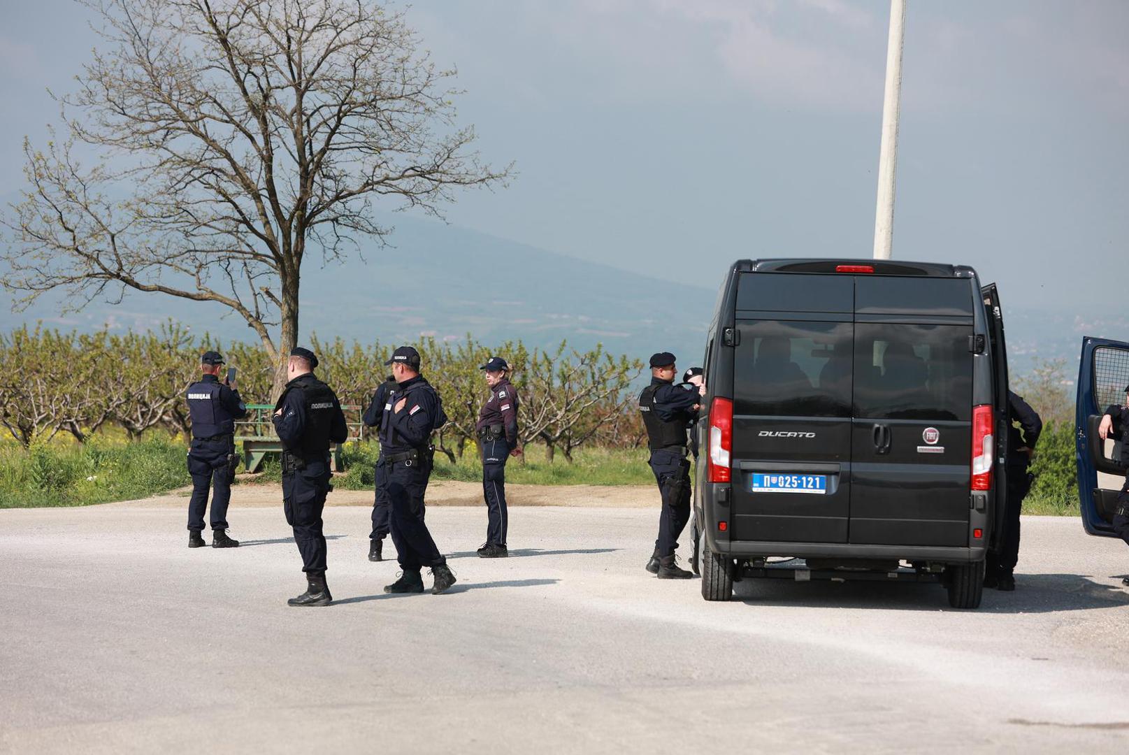 05.05.2023., Dubona, Srbija - Policija osigurava podrucje u selu Dubona kod Mladenovca gdje je sinoc doslo do pucnjave u kojoj je ubijeno osmero ljudi, a ranjeno ih je najmanje 15. Policija je pokrenula akciju "Vihor" i na teren poslala sve raspolozive snage. Photo: Davor Javorovic/PIXSELL