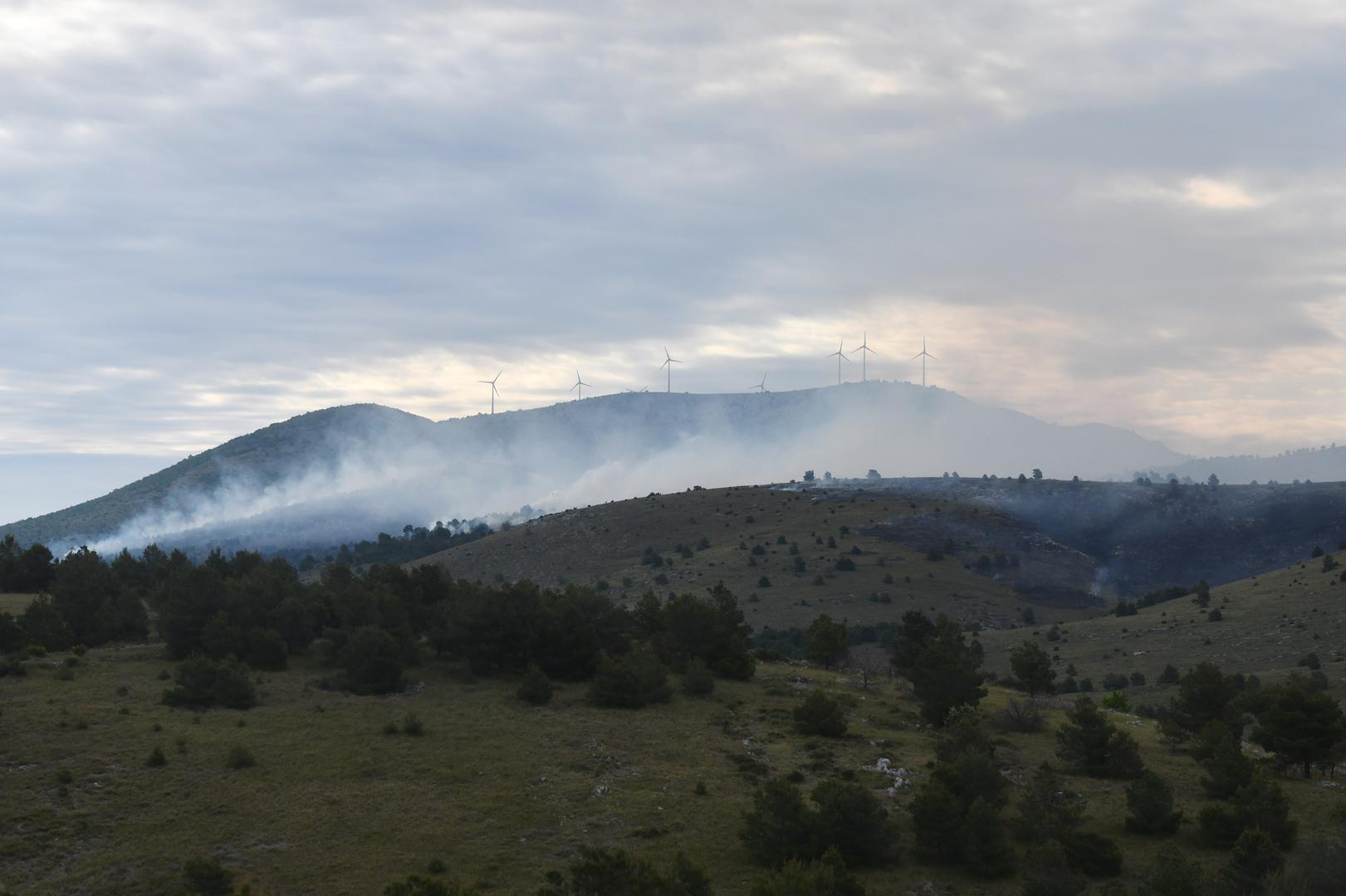 22.04.2024., Vrpolje - Pozar na nepristupacnom terenu izmedju Vrpolja i Grebastice. Photo: Hrvoje Jelavic/PIXSELL