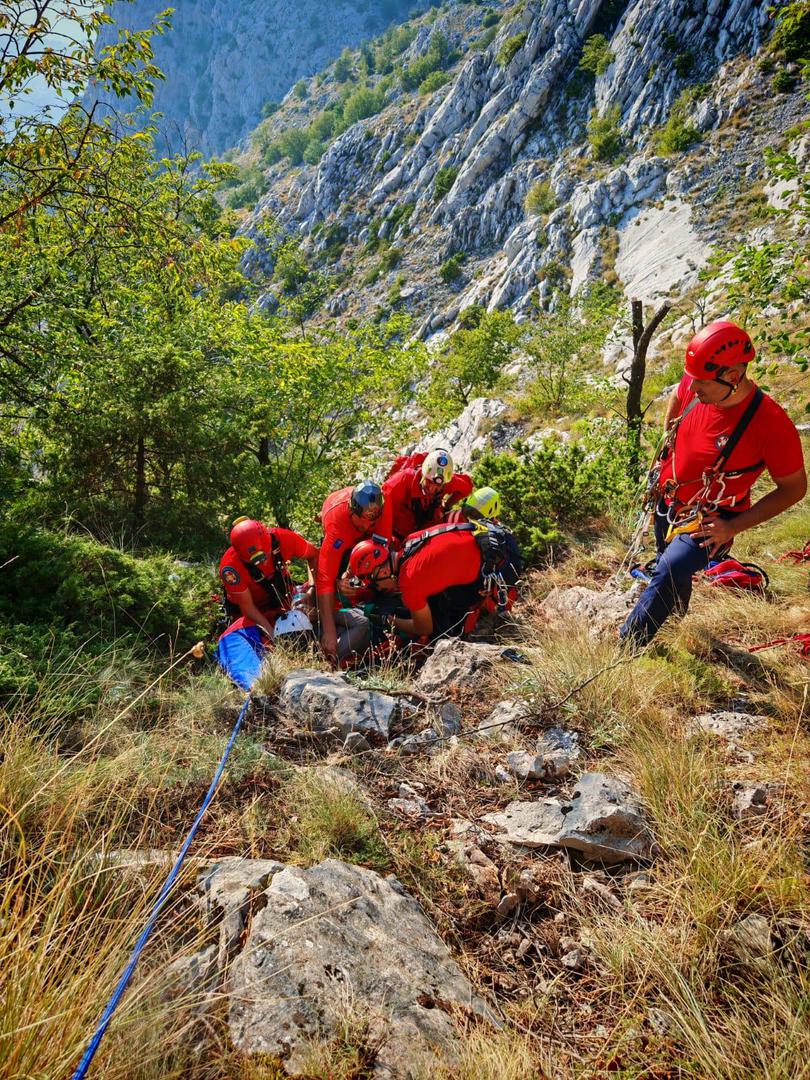 Pilot je bio pri svijesti, a članovi HGSS-a su ga stabilizirali, pružili mu prvu pomoć i pripremili ga za transport.

