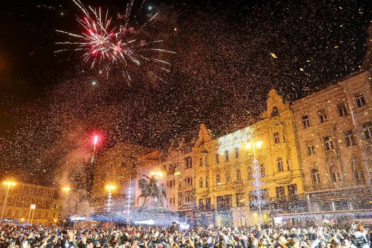 Zagreb: Atmosfera na dočeku nove 2024. godine na Trgu bana Jelačića