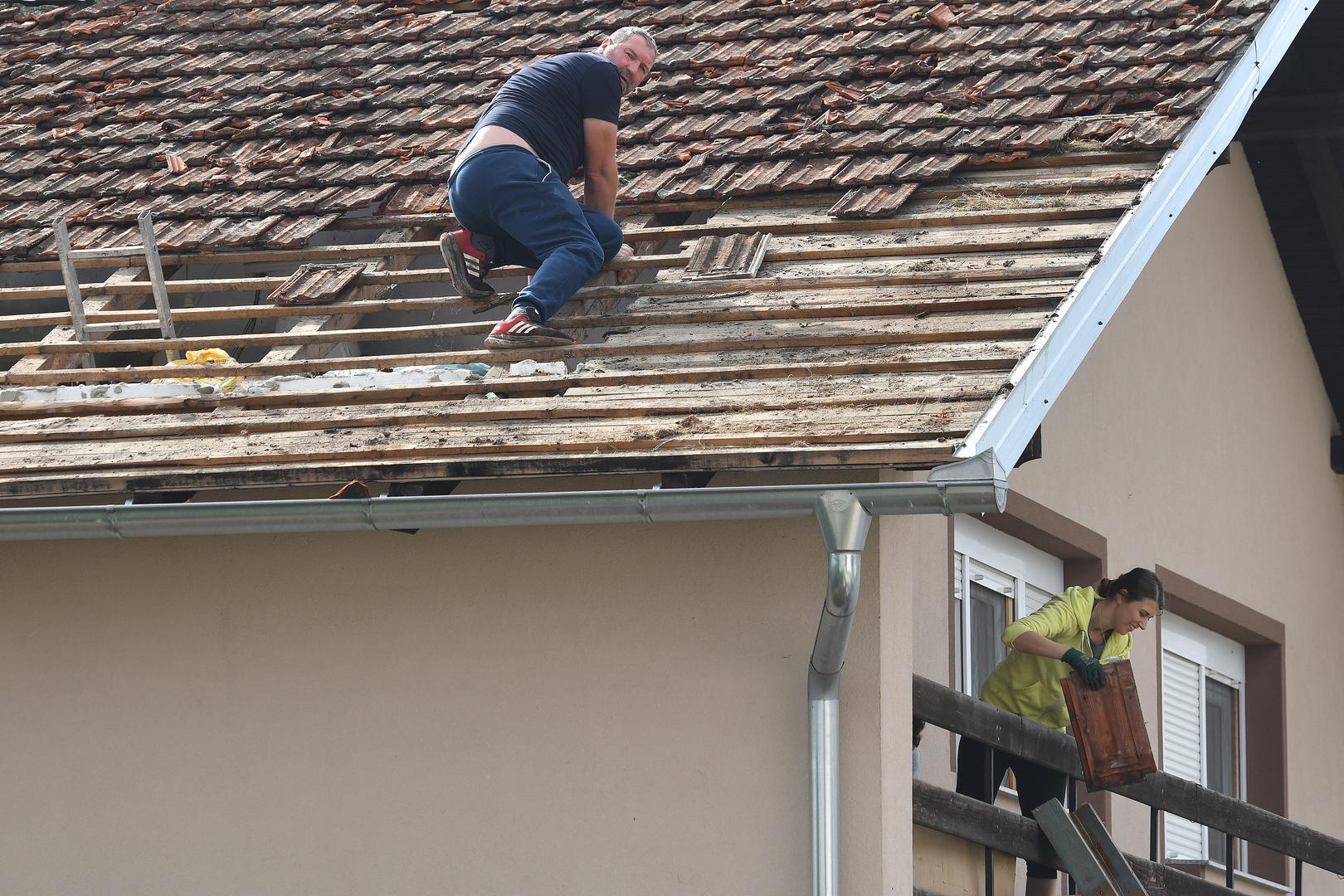 26.05.2022., Veliki Bukovec - Veliko nevrijeme praceno tucom koje je jucer pogodilo podrucje Opcine Veliki Bukovec prouzrocilo je veliku stetu mjestanima koji kazu da je tuca ostetila svaki krov, plastenike, staklenike i usjeve. Mjestani dan nakon nevremena saniraju ostecenja. Photo: Vjeran Zganec Rogulja/PIXSELL