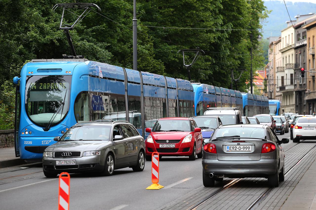 Zagreb: Prometna nezgoda na Langovom trgu prouzro?ila zastoj tramvaja u ulici Ribnjak