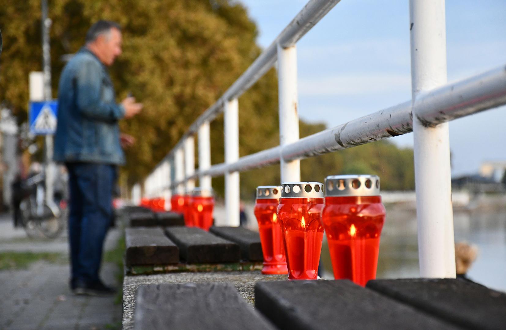 06.10.2022., Slavonski Brod - U znak sjecanja na 30. obljetnicu pada Bosanskog Broda i veceg dijela Bosanske Posavin​e​ na setalistu uz rijeku Savu​ upaljeno je 500 lampiona.​ Photo: Ivica Galovic/PIXSELL