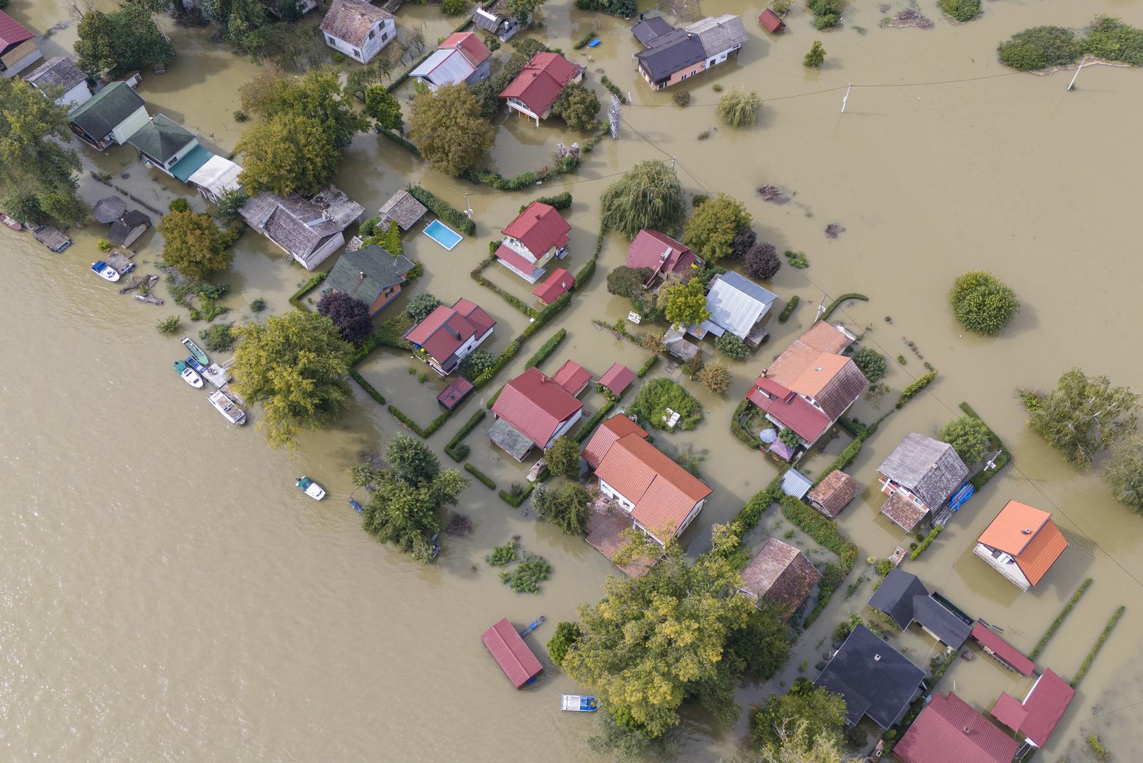 Vikendaško naselje Zeleni otok, na nebranjenom području kod Batine, trenutno je odsječeno zbog visokog vodostaja i ne preporučuje se odlazak na to područje.