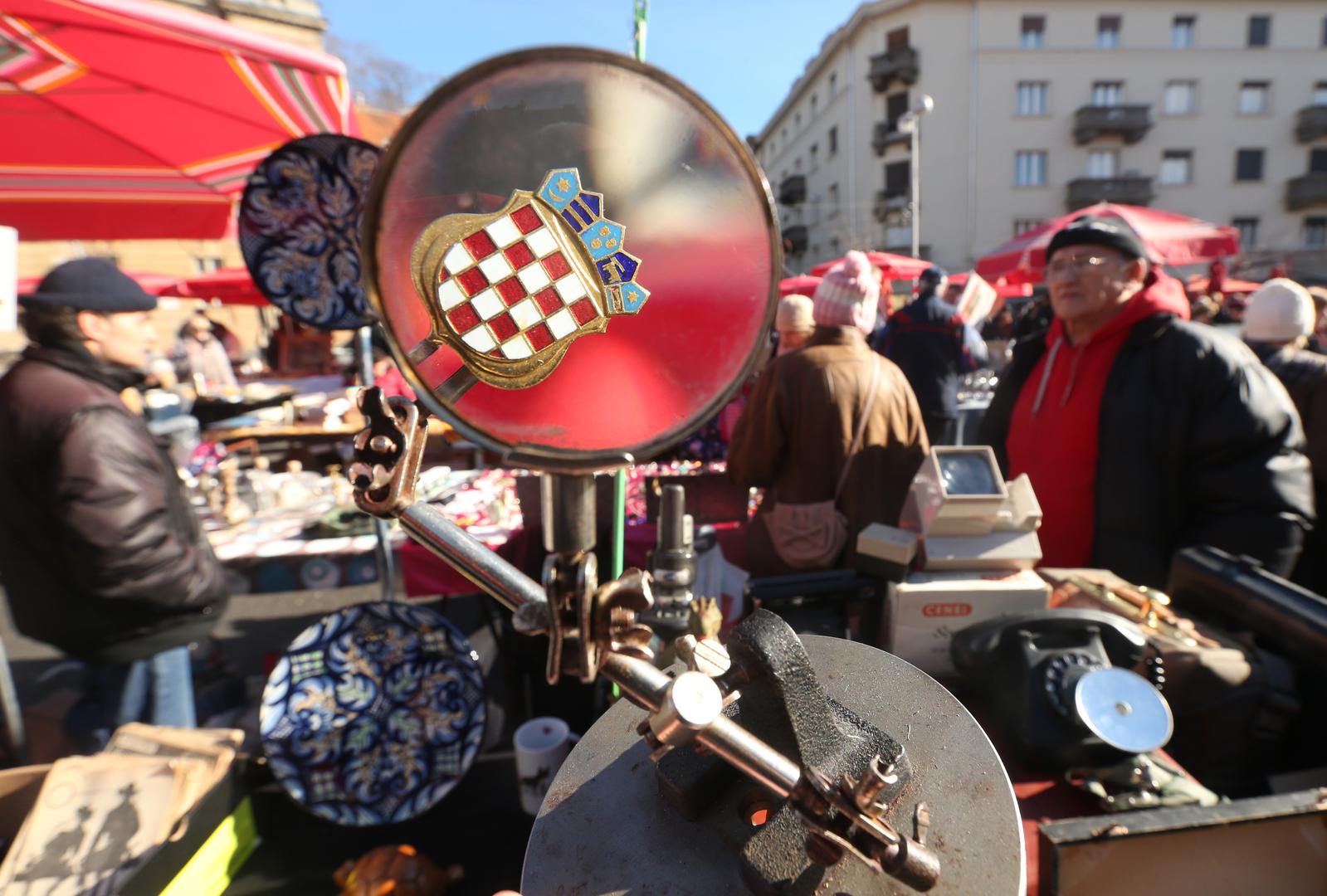 Službeni hrvatski grb počinje crvenim poljem od 21. prosinca 1990. godine.