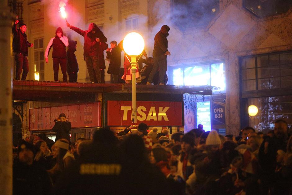 Zagreb: Navijači na različite načine prate doček Vatrenih na trgu