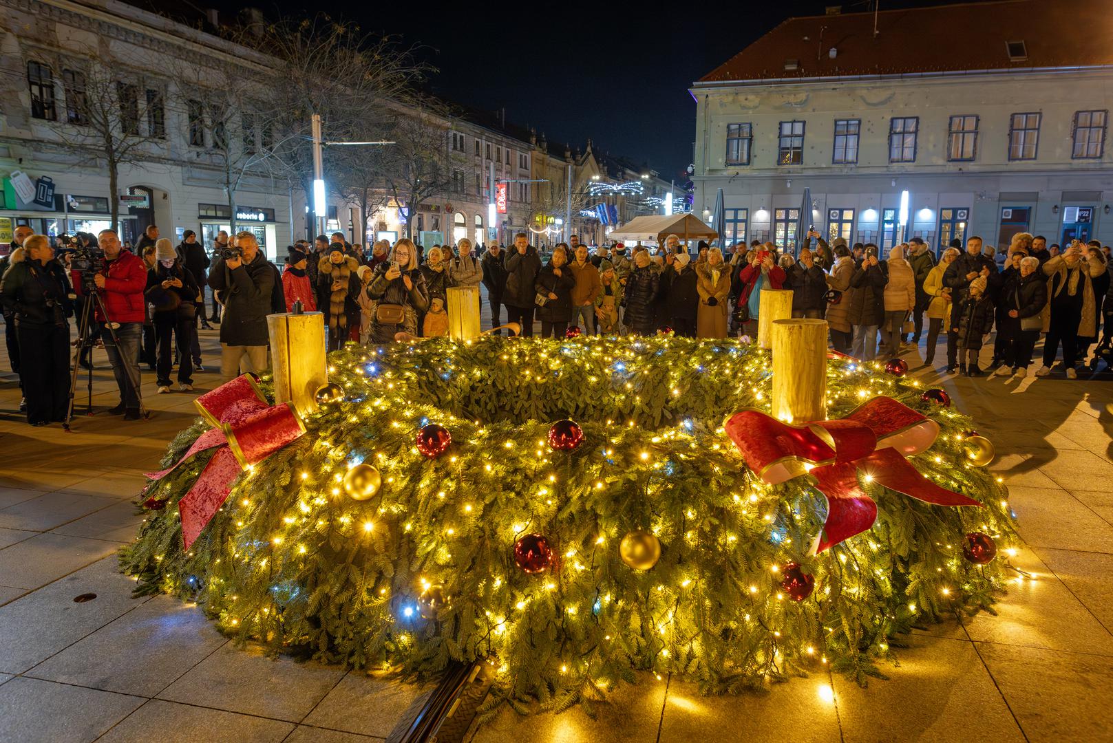 01.12.2024., Osijek - Paljenje prve svijece na adventskom vijencu ispred konkatedrale sv. Petra i Pavla. Svijecu je upalio djakovacko-osjecki nadbiskup Djuro Hranic. Photo: Davor Javorovic/PIXSELL