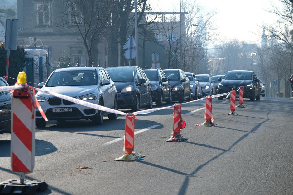 Zagreb: Iako je nedjelja velik broj građana dolazi na COVID testiranje u zavod A. Štampar