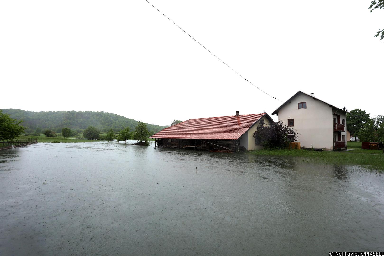 17.05.2023., Ogulin - Doslo je do izlijevanja rijeke Dobre na drzavnu cestu 42, ispod Frankopanske kule, koja je zatvorena za prometovanje.  Photo: Nel Pavletic/PIXSELL