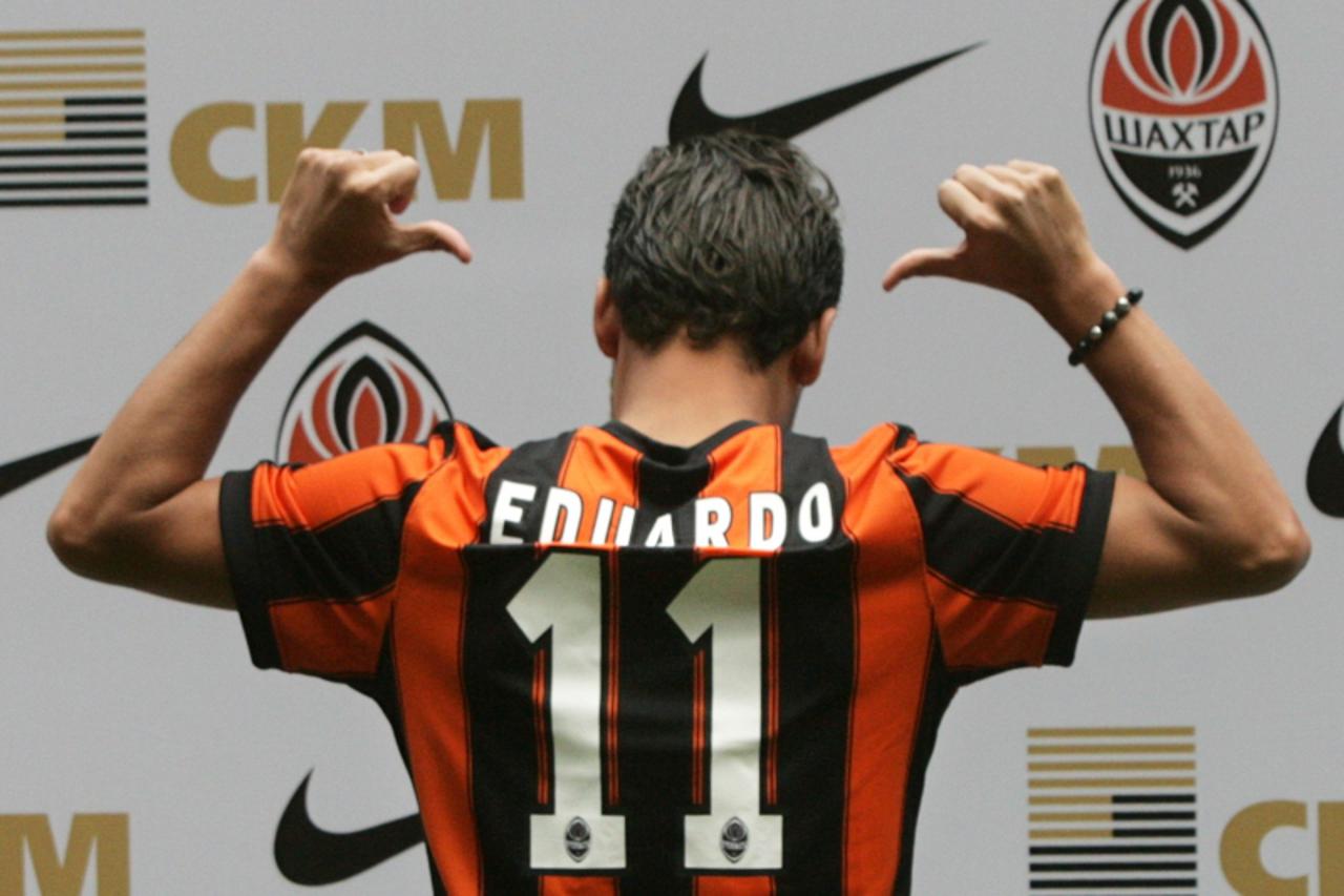 'Brazil-born Croatian striker Eduardo da Silva gestures while wearing his team jersey during a press conference in Donetsk on July 23, 2010 where he was unveiled as a member of the Shakhtar Donetsk fo