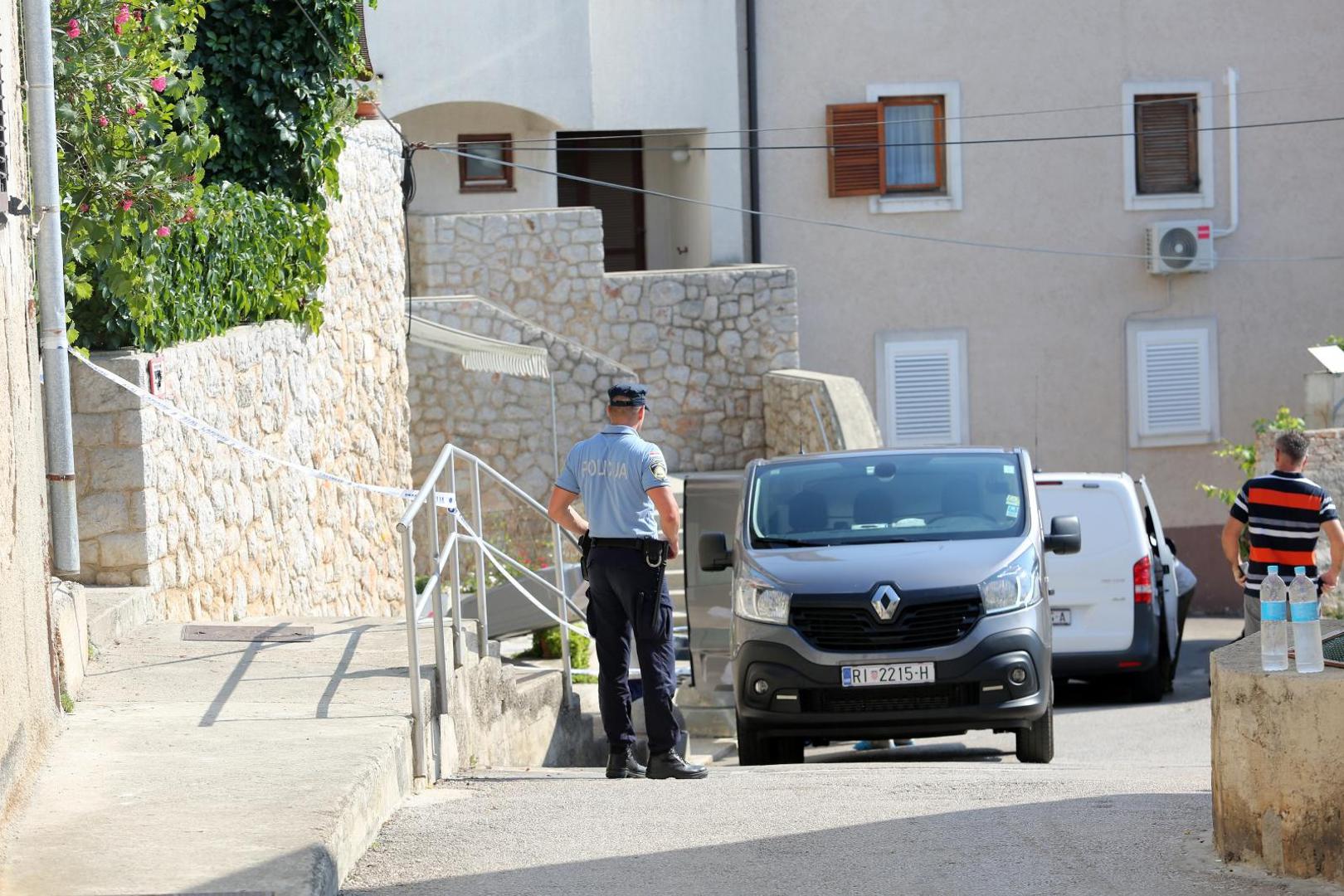 14.09.2020., Mali Losinj - Policija i iznosenje mrtve osobe iz stana u kojem se dogodilo ubojstvo i samoubojstvo. 
Goran Kovacic/PIXSELL