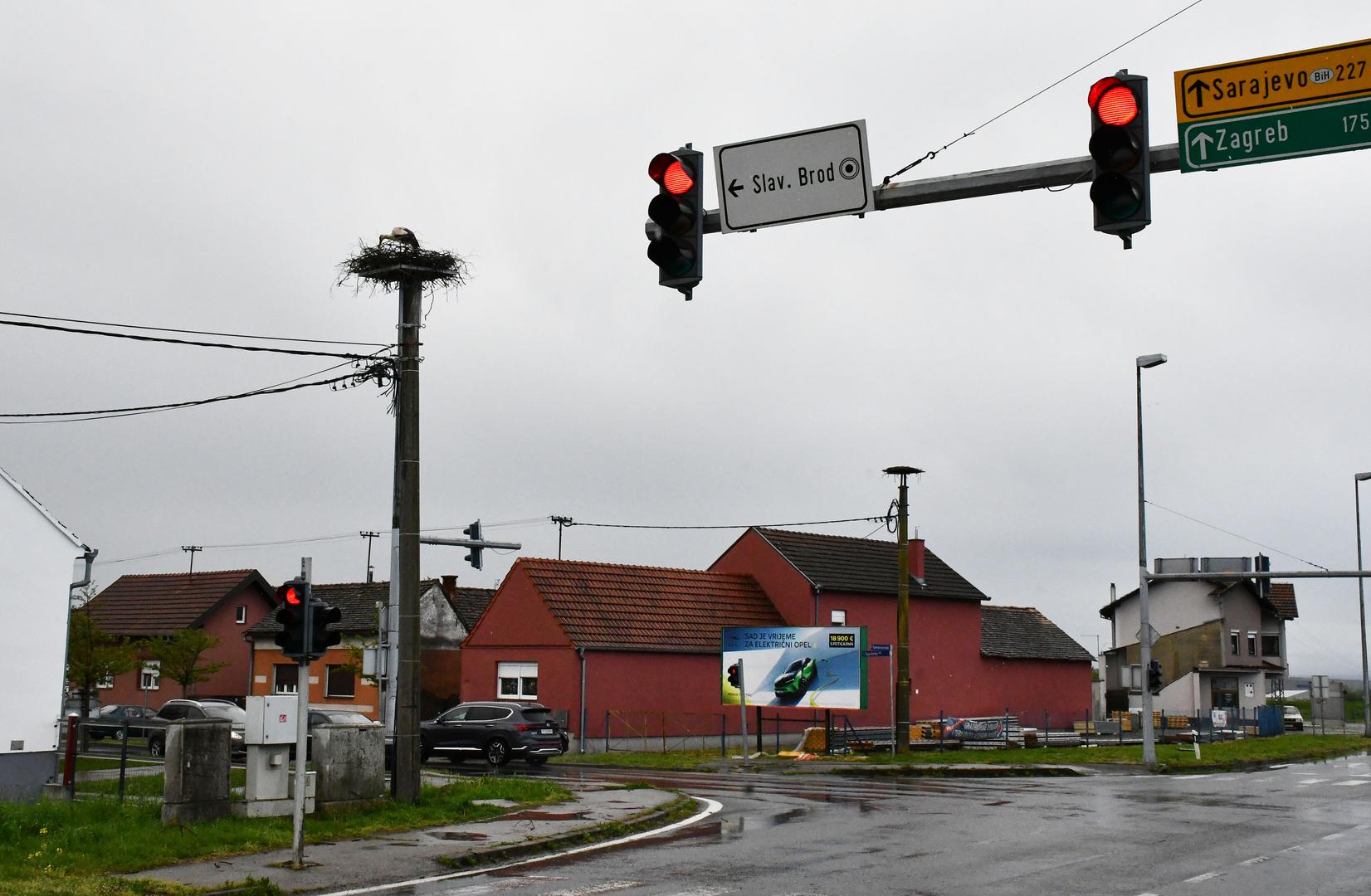 Ovo selo pored Slavonskog Broda imalo je dva najpoznatija stanovnika. Naime, tamo ej prije mnogo godina Stjepan Vokić pronašao rodu Malenu propucanog krila, spasio joj je život i od tada je ona bila kod njega. Malena je 2002. pronašla ljubav svog života, a to je bio Klepetan. Ljubavna bajka ovih roda trajala je tako skoro 20 godina. Dolaskom svake jeseni, Klepetan i ostale rode krenuli bi na dalek put natrag prema Africi dok bi Malena vjerno ostajala u selu.