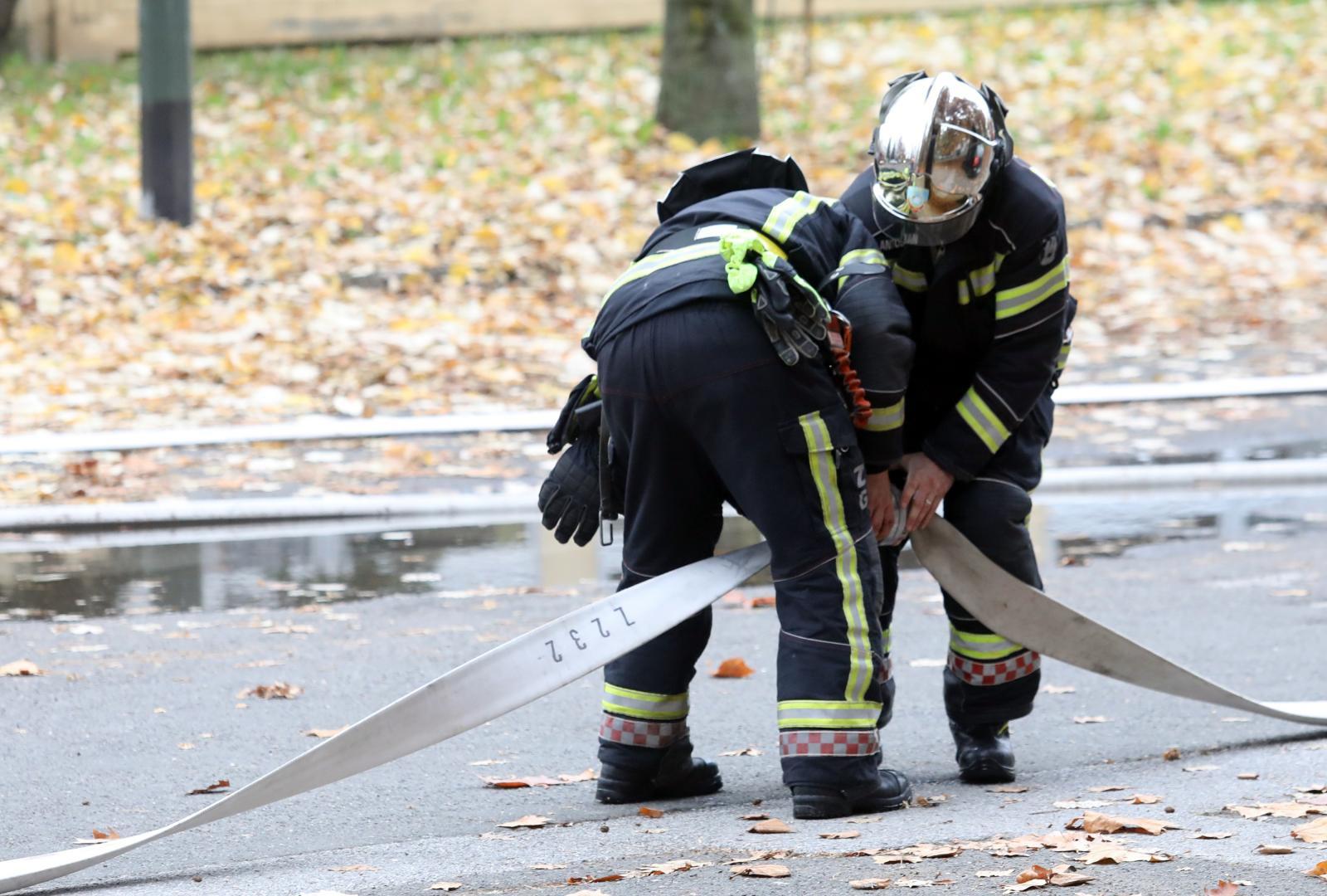 02.11.2020., Zagreb - Intervencija vatrogasaca radi pozara na krovu na Osnovne skole Mato Lovrak u zagrebackoj Dubravi. Photo: Patrik Macek/PIXSELL