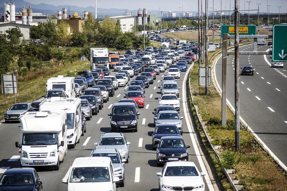 Velike gužve na cestama pred naplatom Lučko u oba smjera