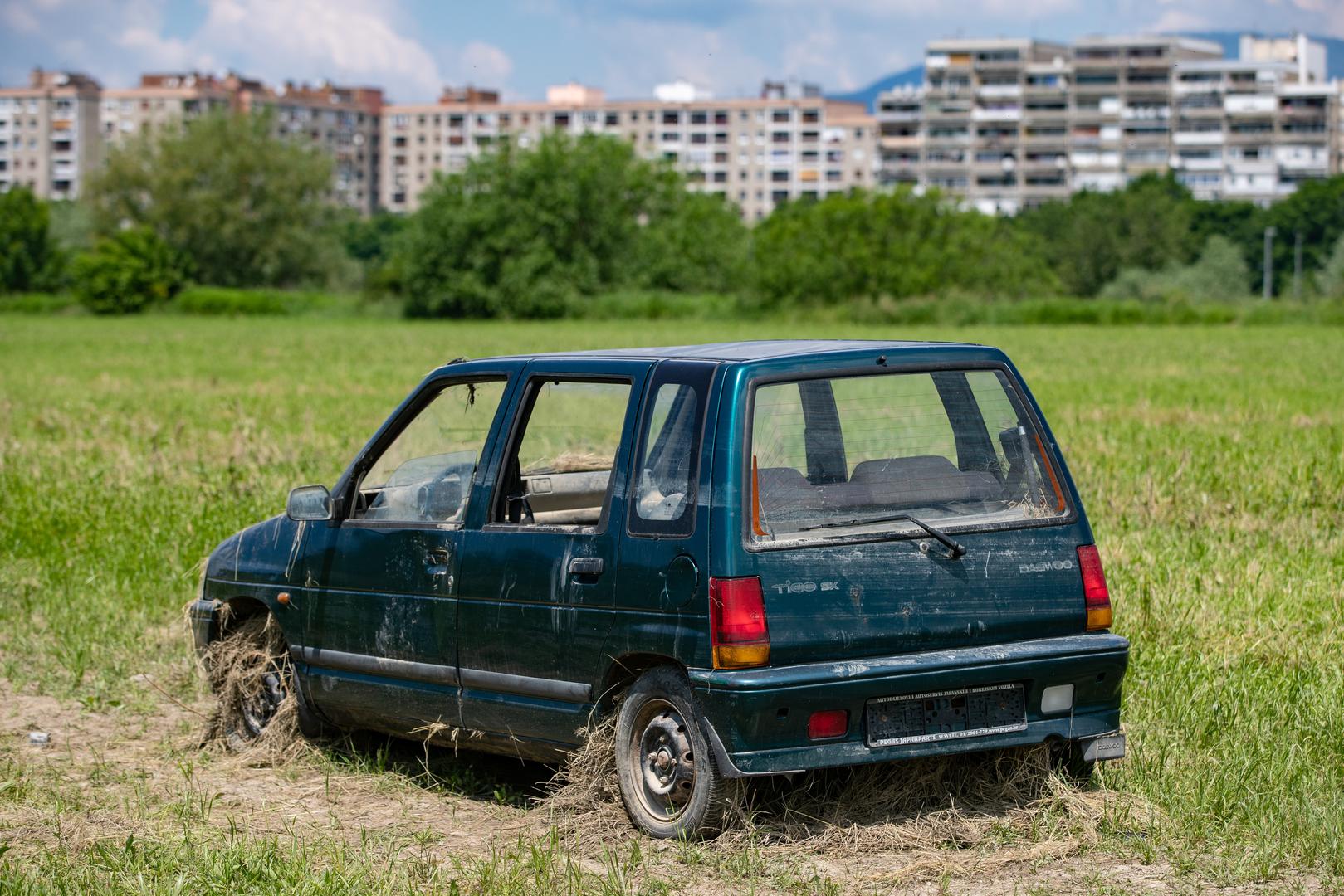 Automobil Daewoo Tico koji je stradao pri izlijevanju Save iz korita, još stoji na desnoj obali izmedju rijeke i nasipa
