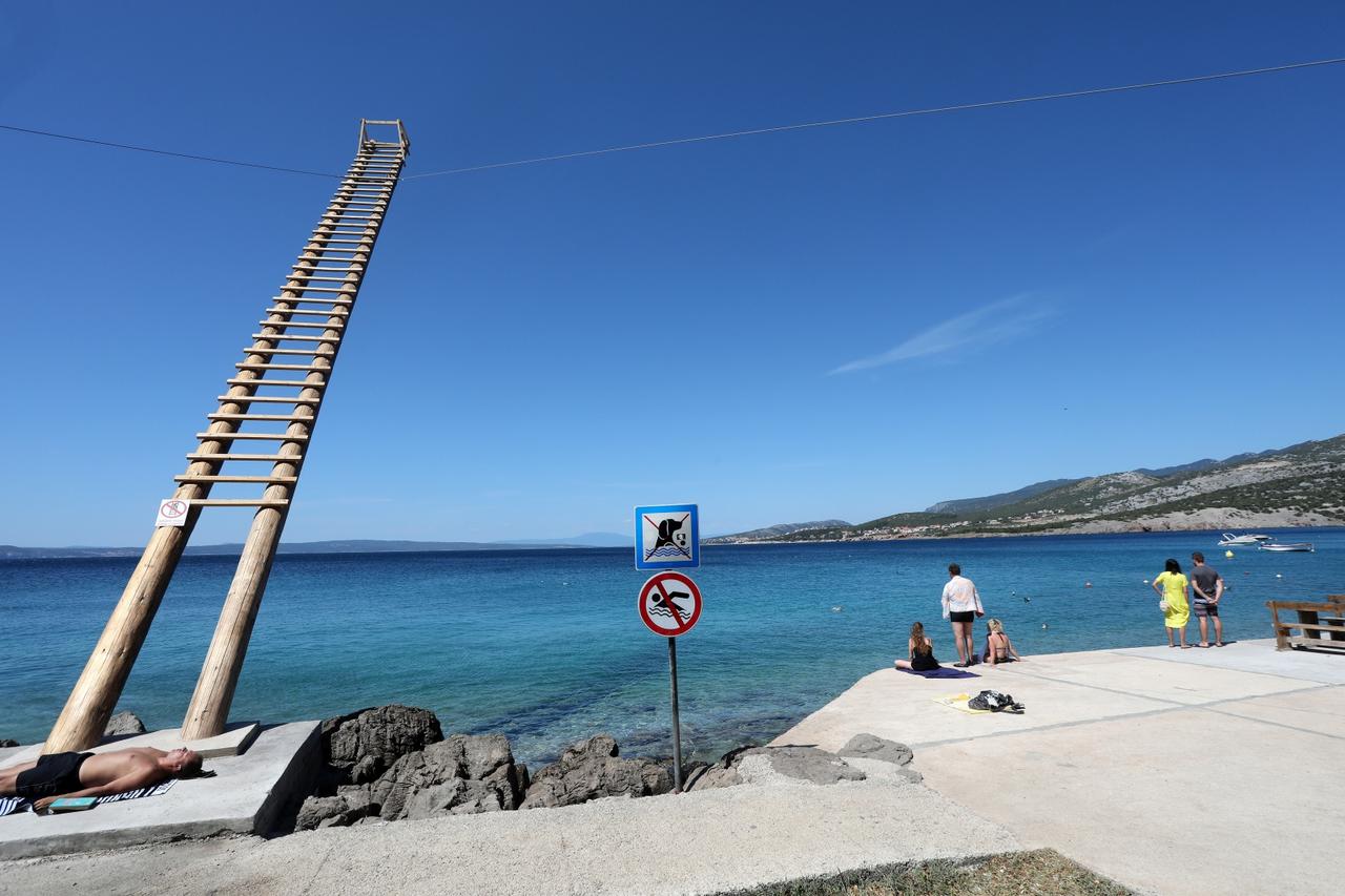 Zbog zagađenja mora na plaži u Klenovici zabranjeno je kupanje