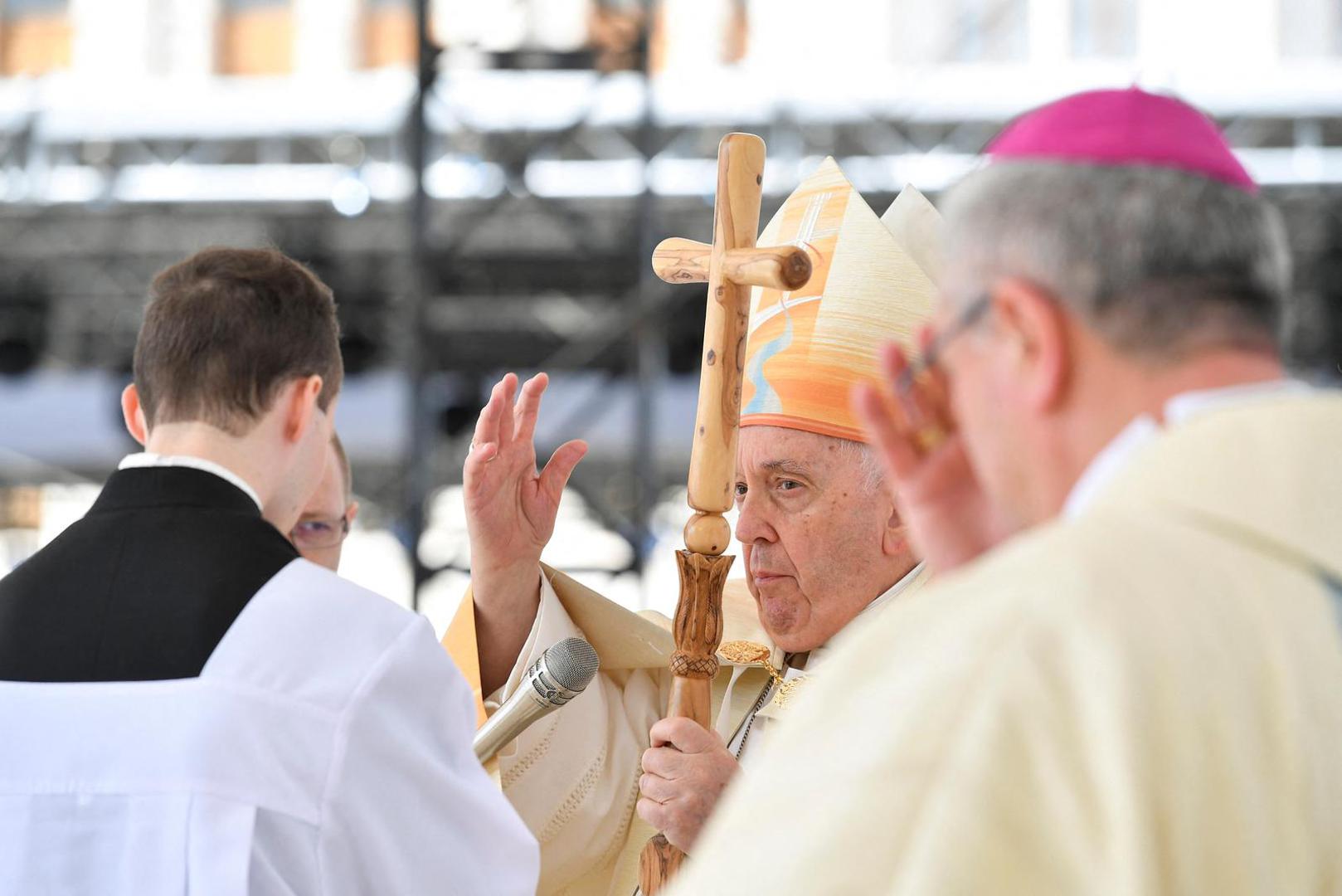 Pope Francis greets faithful at the end of a holy mass at the Kossuth Lajos Square during his apostolic journey in Budapest, Hungary, April 30, 2023. Vatican Media/Divisione Produzione Fotografica/­Handout via REUTERS    ATTENTION EDITORS - THIS IMAGE WAS PROVIDED BY A THIRD PARTY. Photo: VATICAN MEDIA/REUTERS