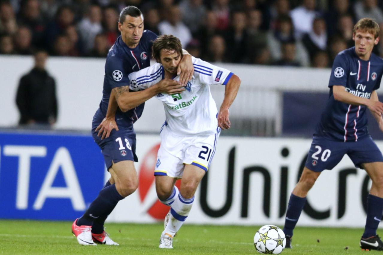 'Paris Saint-Germain\'s Swedish forward Zlatan Ibrahimovic (L) vies with Dynamo Kiev\'s Croatian midfielder Niko Kranjcar (C) during the UEFA Champions League football match Paris Saint-Germain (PSG) 