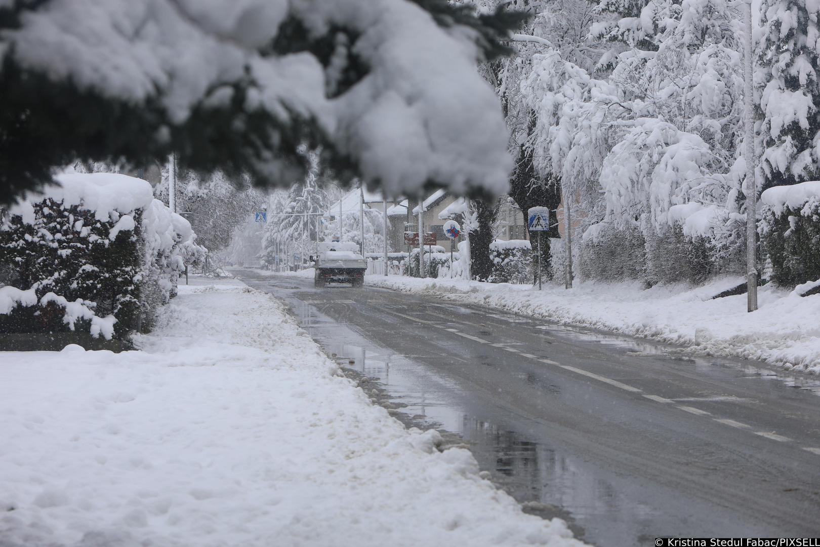 26.02.2023, Ogulin - Tijekom noci u Ogulinu je palo dvadesetak centimetara snijega. Prometnice su ociscene i prohodne, a gradani sami ciste Photo: Kristina Stedul Fabac/PIXSELL