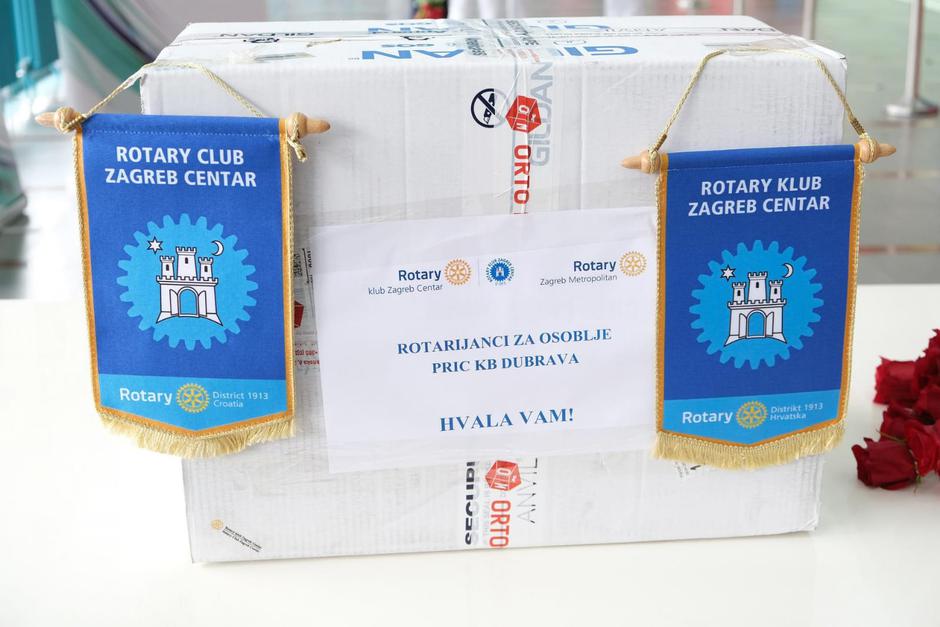 Rotary klub donirao tisuću majici osoblju PRIC-a KB Dubrava