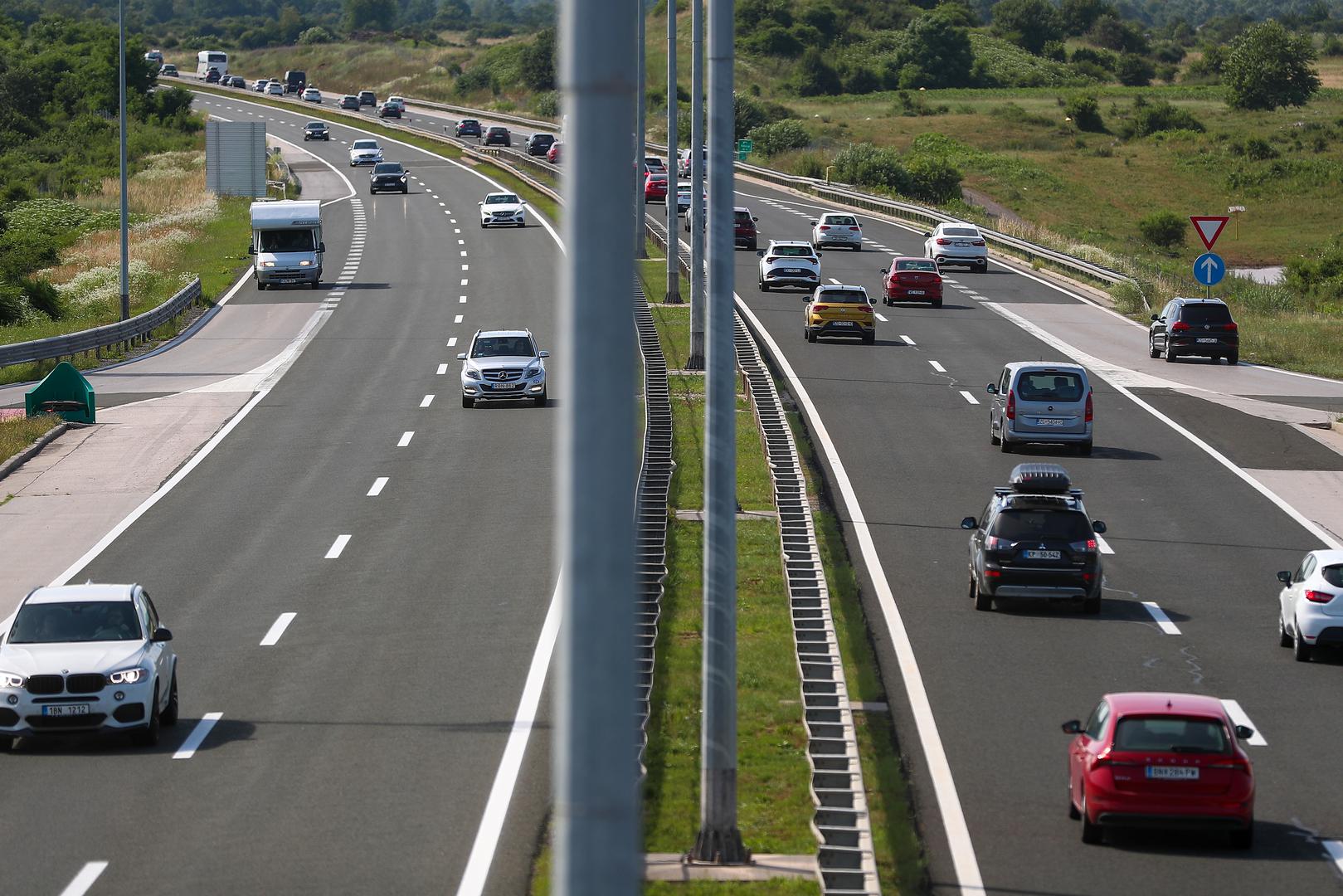 Novčana kazna za prekoračenje brzine za više od 50 km/h na cestama izvan naselja jest od 660 do 1990 eura.Za prekoračenje od 30 do 50 km/h je 260 eura, a od 10 do 30 km/h 60 eura.

Na cesti u naselju vozač se ne smije kretati brzinom većom od 50 km/h, odnosno iznimno brzinom ako je to dopušteno prometnim znakom. Kazne su još paprenije, za prekoračenje za više od 50 km/h čak 1320 do 2650 eura ili kazna zatvora do 60 dana. Za prekoračenje od 30 do 50 km/h od 390 do 920 eura, od 20 do 30 km/h 130 eura, od 10 do 20 km/h 60 eura i do 10 km/h 30 eura.