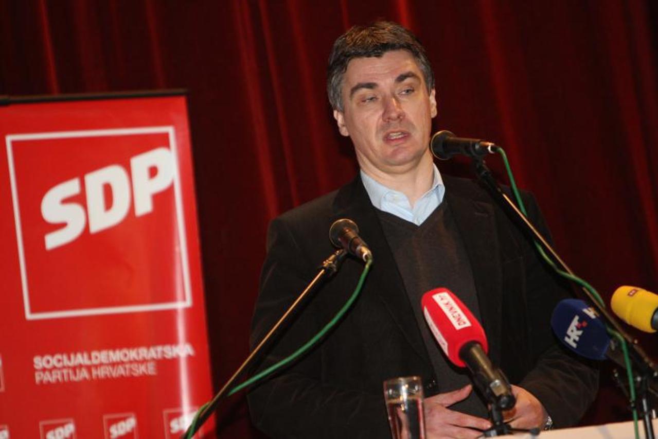 \'05.02.2011.,Sinj - Zupanijska skupstina SDP-a u kino dvorani u Sinju. Zoran Milanovic Photo: Ivo Cagalj/PIXSELL\'