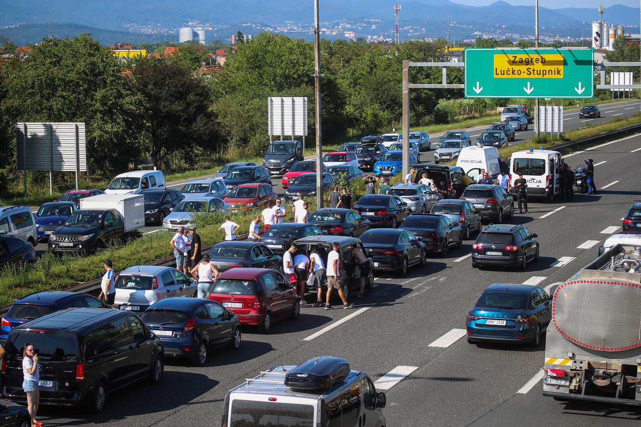 Zagreb: Policija u Lučkom dočekuje Torcidu