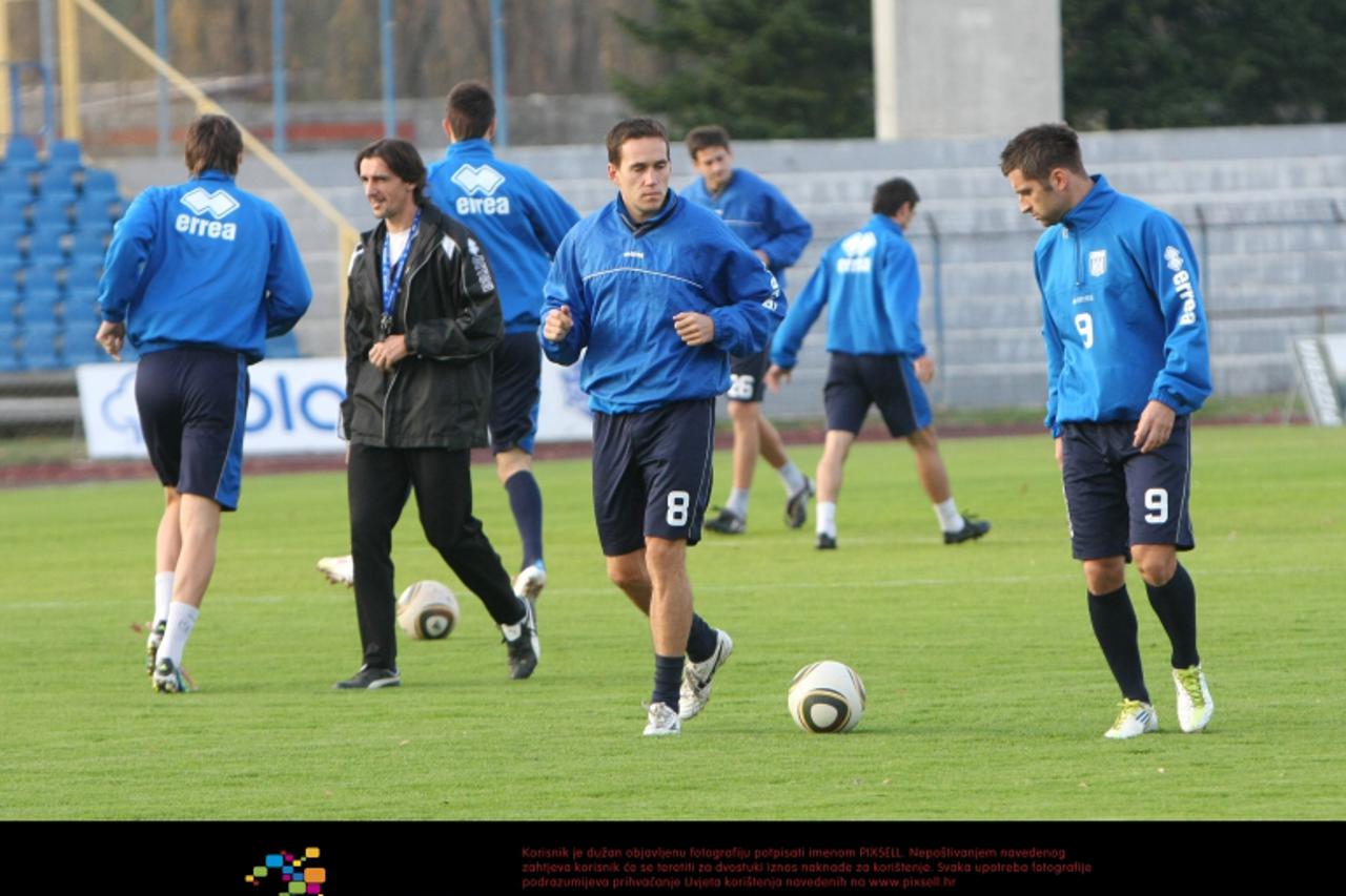 '04.11.2011., Karlovac - Nakon razgovora s predsjednikom NK Karlovac Amirudinom Talakicem igraci su prekinuli strajk i odradili trening prije utakmice sa Zadrom. Igraci cijeli tjedan nisu trenirali zb