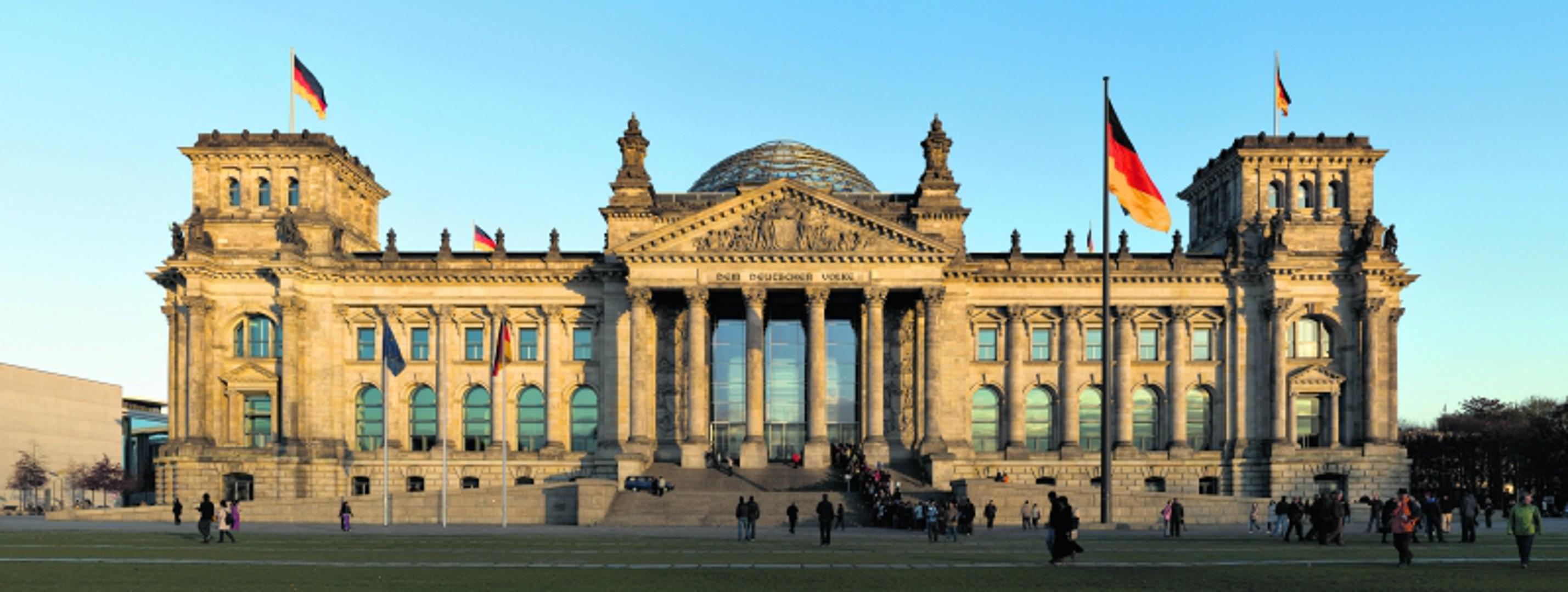 REICHSTAG: Reichstag je jedna od najpoznatijih zgrada u Berlinu u kojoj djeluje Bundestag, donji dom njemačkog parlamenta. Prepoznatljiv je po kupolu na vrhu zgrade u kojoj je 1990. godine održana svečanost ponovnog njemačkog ujedinjenja. S vrha se pruža pogled na čitav grad.