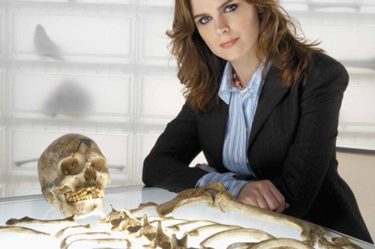 'BONES:  Emily Deschanel as Dr. Temperence Brennan.  BONES premieres Tuesday, Sept. 13 (8:00-9:00 PM ET/PT) on FOX.  TM?2005 FOX BROADCASTING COMPANY.  Cr:  Frank Ockenfels/FOX.'